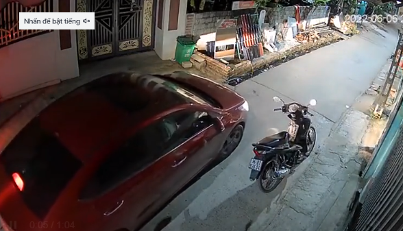 Thấy xe máy dựng giữa đường chắn lối, tài xế ô tô có hành động không thể ngỡ ngàng hơn - Ảnh 1 Thấy xe máy dựng giữa đường chắn lối, tài xế ô tô có hành động không thể ngỡ ngàng hơn - Ảnh 1