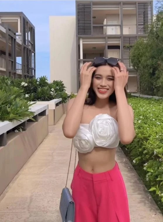 Showbiz giải trí 16/6: Đỗ Thị Hà diện áo cúp ngực lạ lẫm, Công Lý lộ diện sau loạt thông tin tái xuất - Ảnh 1 Showbiz giải trí 16/6: Đỗ Thị Hà diện áo cúp ngực lạ lẫm, Công Lý lộ diện sau loạt thông tin tái xuất - Ảnh 1