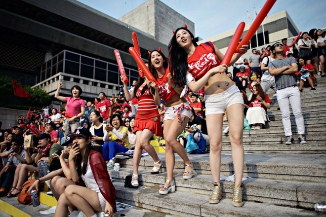 CĐV nữ bị hạn chế mặc đồ gợi cảm tại World Cup 2022