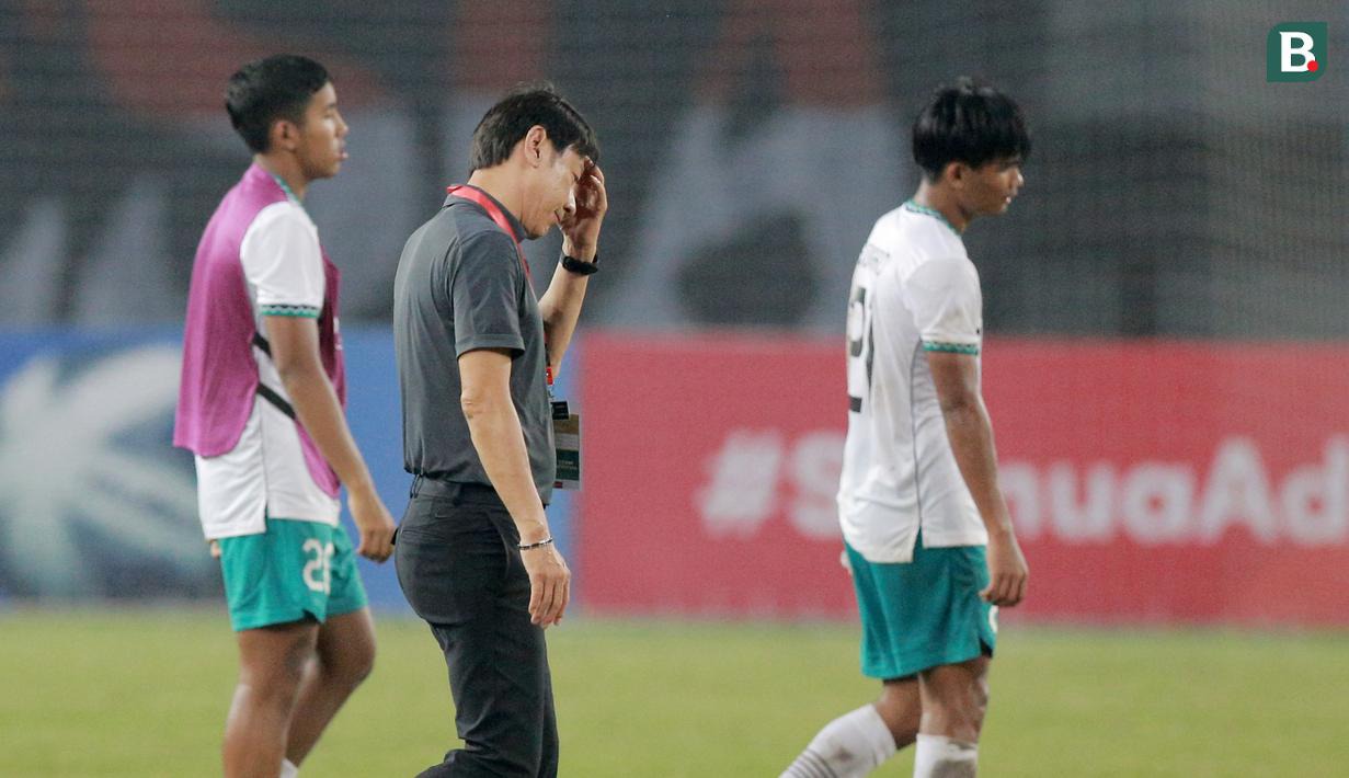 Trưởng đoàn U19 Indonesia tính 'kiện', HLV Shin Tae Yong nói gì khi đội nhà bị loại?