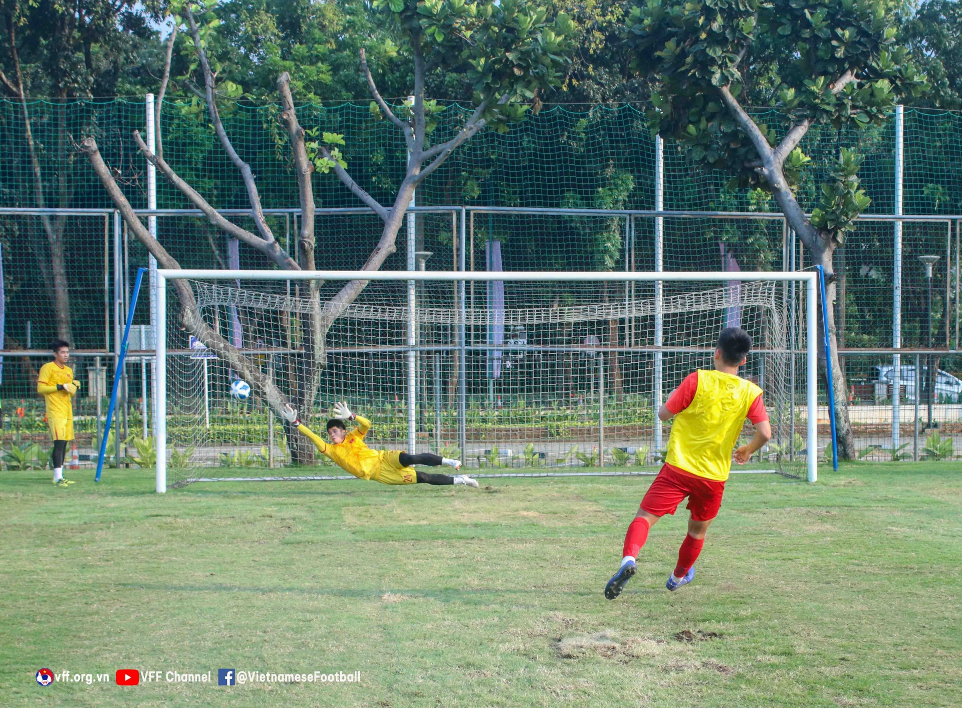 U19 việt Nam tập sút 11m ở buổi tập ngày 12/7. Ảnh: Internet