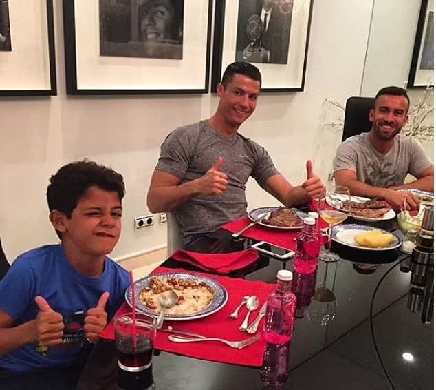 Chế độ dinh dưỡng giúp Ronaldo duy trì phong độ ở tuổi 37 