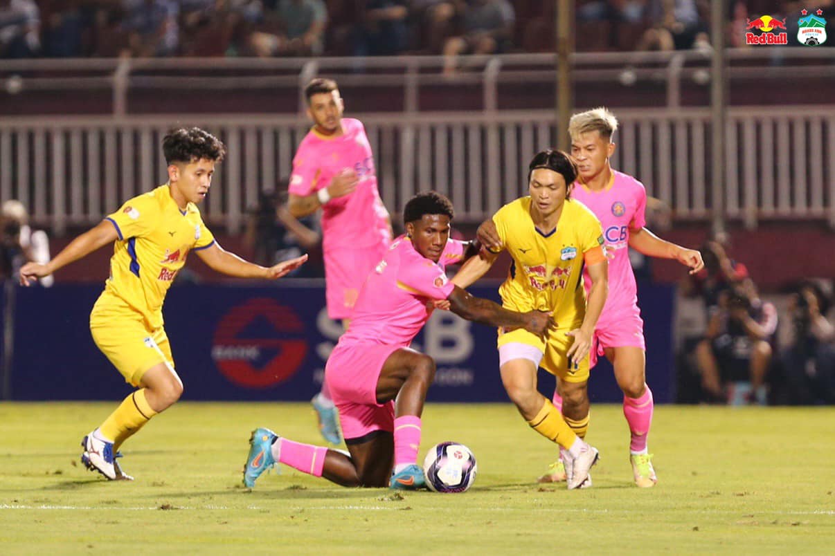 Tuấn Anh làm chủ khu trung tuyến. Ảnh: CLB HAGL