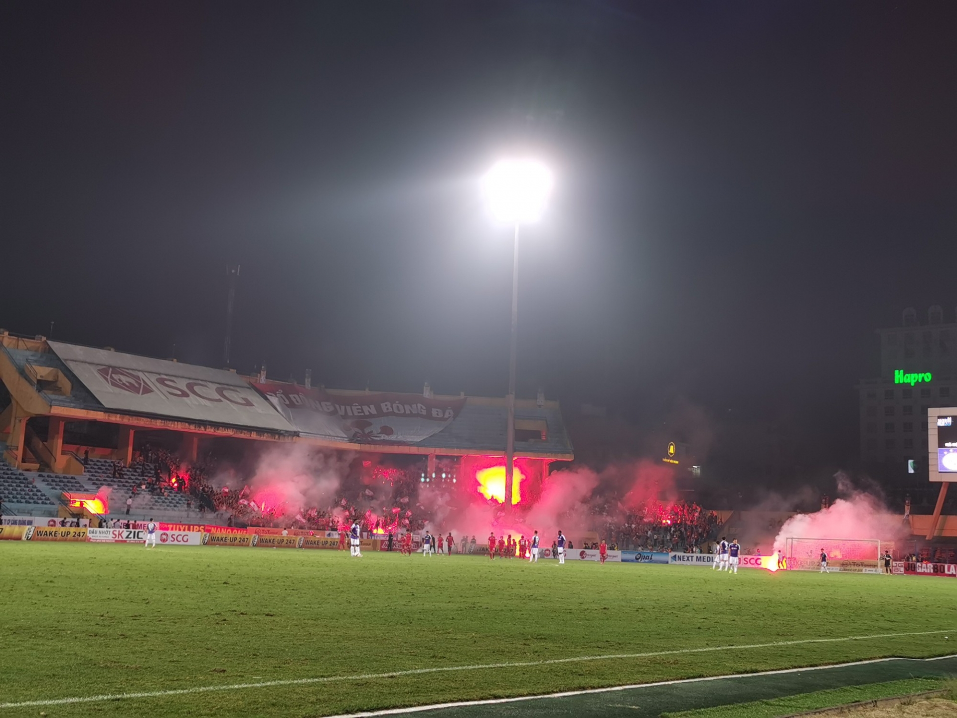 Trận Hà Nội FC vs HAGL: Pháo sáng cùng vật dụng nguy hiểm bị cấm đem vào sân
