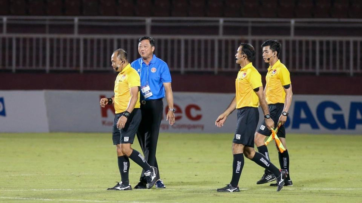 GĐKT Lê Huỳnh Đức 'cà khịa' trọng tài sau trận thua TP.HCM. Ảnh: Internet