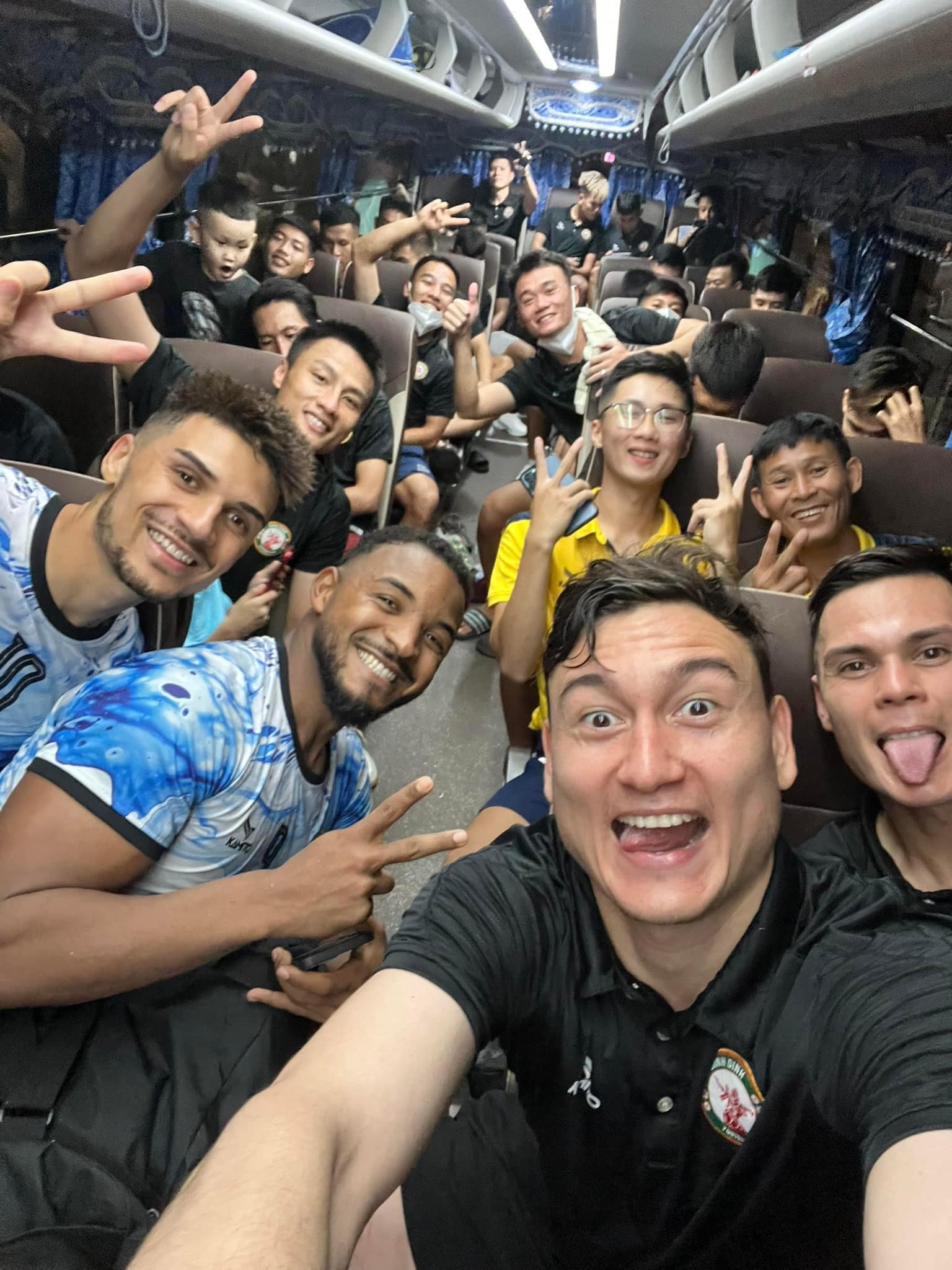 Hủy diệt Hà Nội FC ngay tại Hàng Đẫy, HLV Nguyễn Đức Thắng nói gì về cuộc đua vô địch? - Ảnh 1