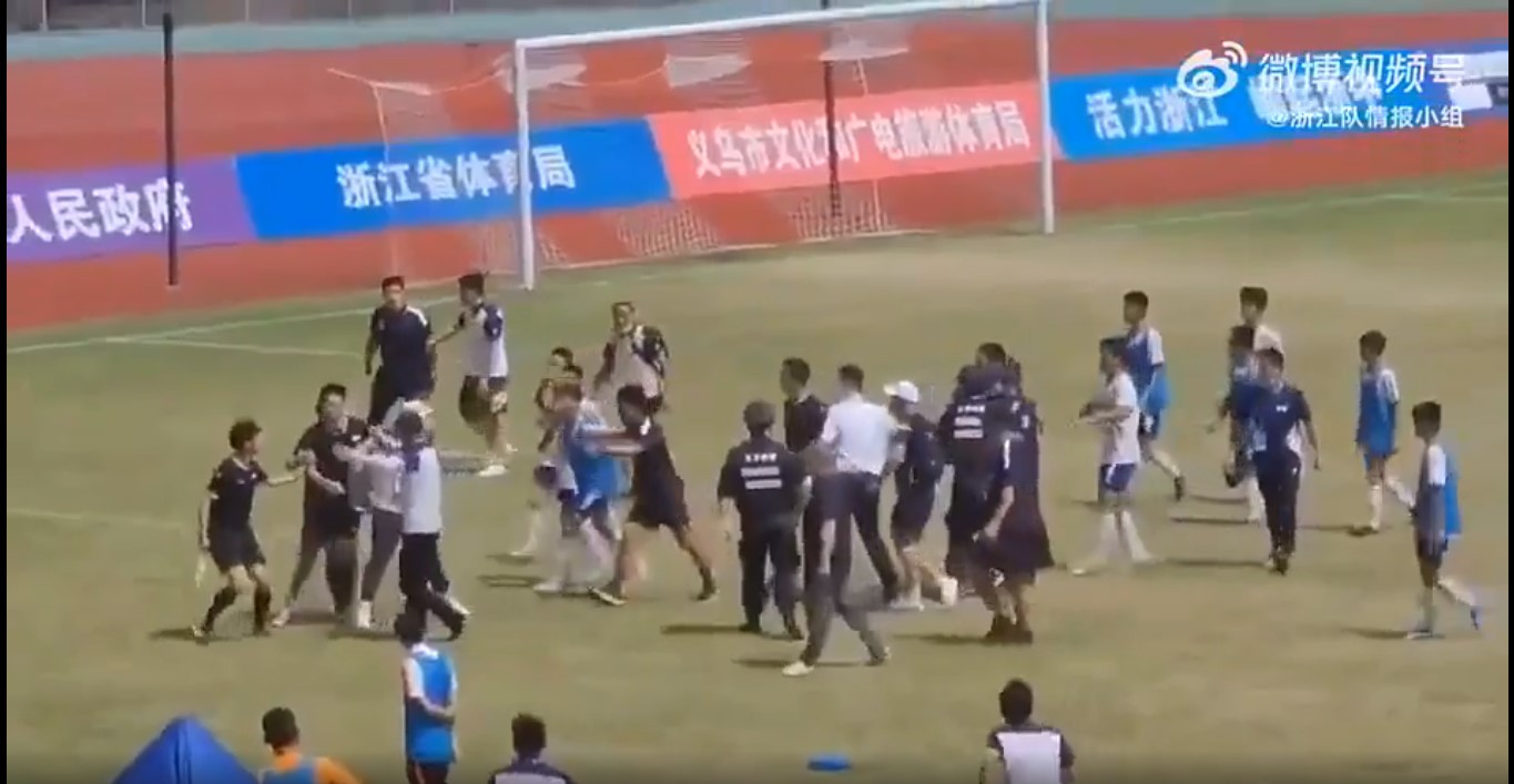 Cho rằng bị xử ép, cầu thủ U15 Trung Quốc đuổi đánh hội đồng trọng tài 