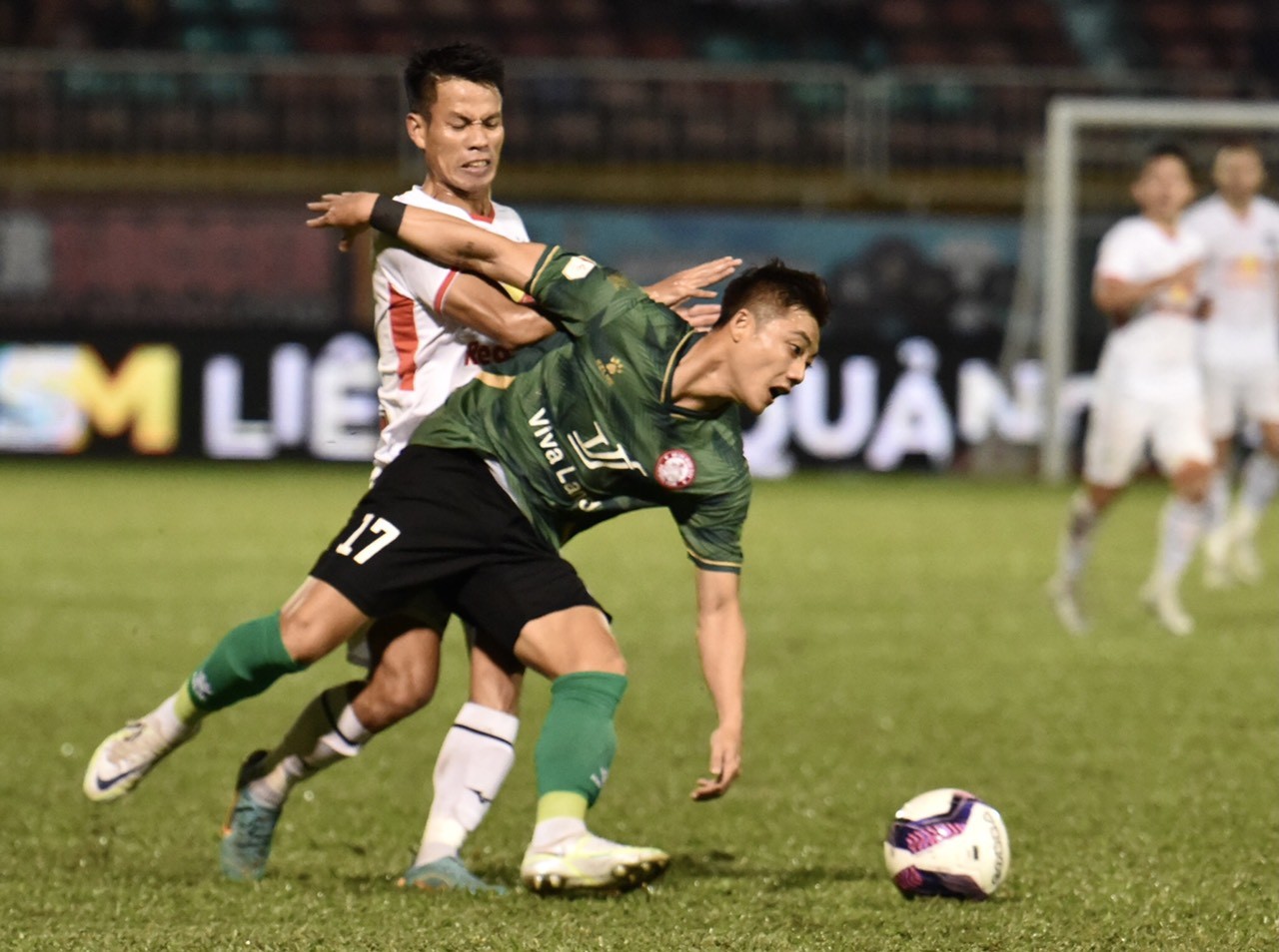 TP.HCM thoát vị trí cuối bảng bằng chiến thắng sốc trước HAGL