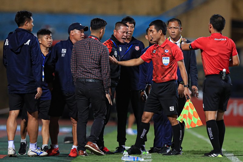 HLV Chu Đình Nghiêm không hài lòng về quyết định của trọng tài. Ảnh: Internet