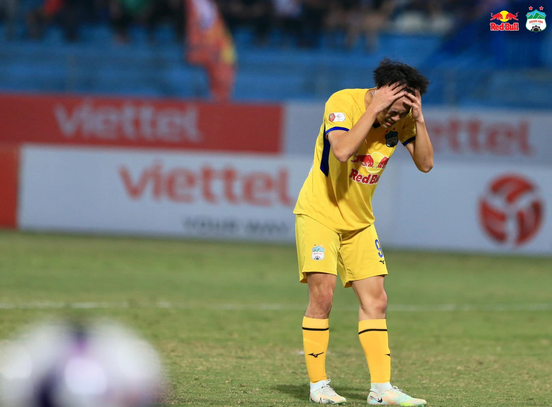 Vẻ mặt thất vọng của Văn Toàn sau trận thua Viettel. Ảnh: Internet