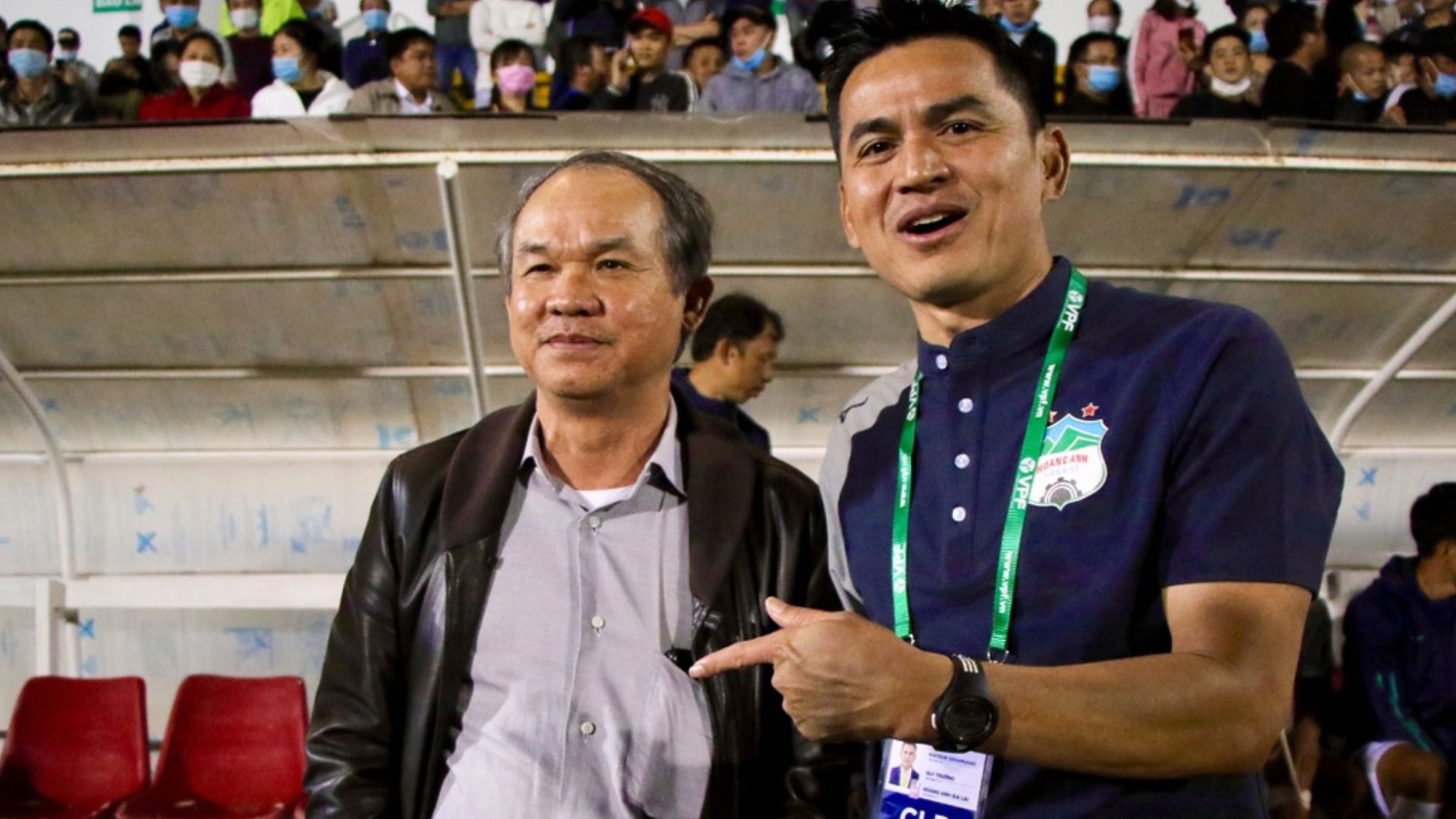 Bầu Đức sẽ quyết định chuyện gia hạn hợp đồng với HLV Kiatisak. Ảnh: Internet