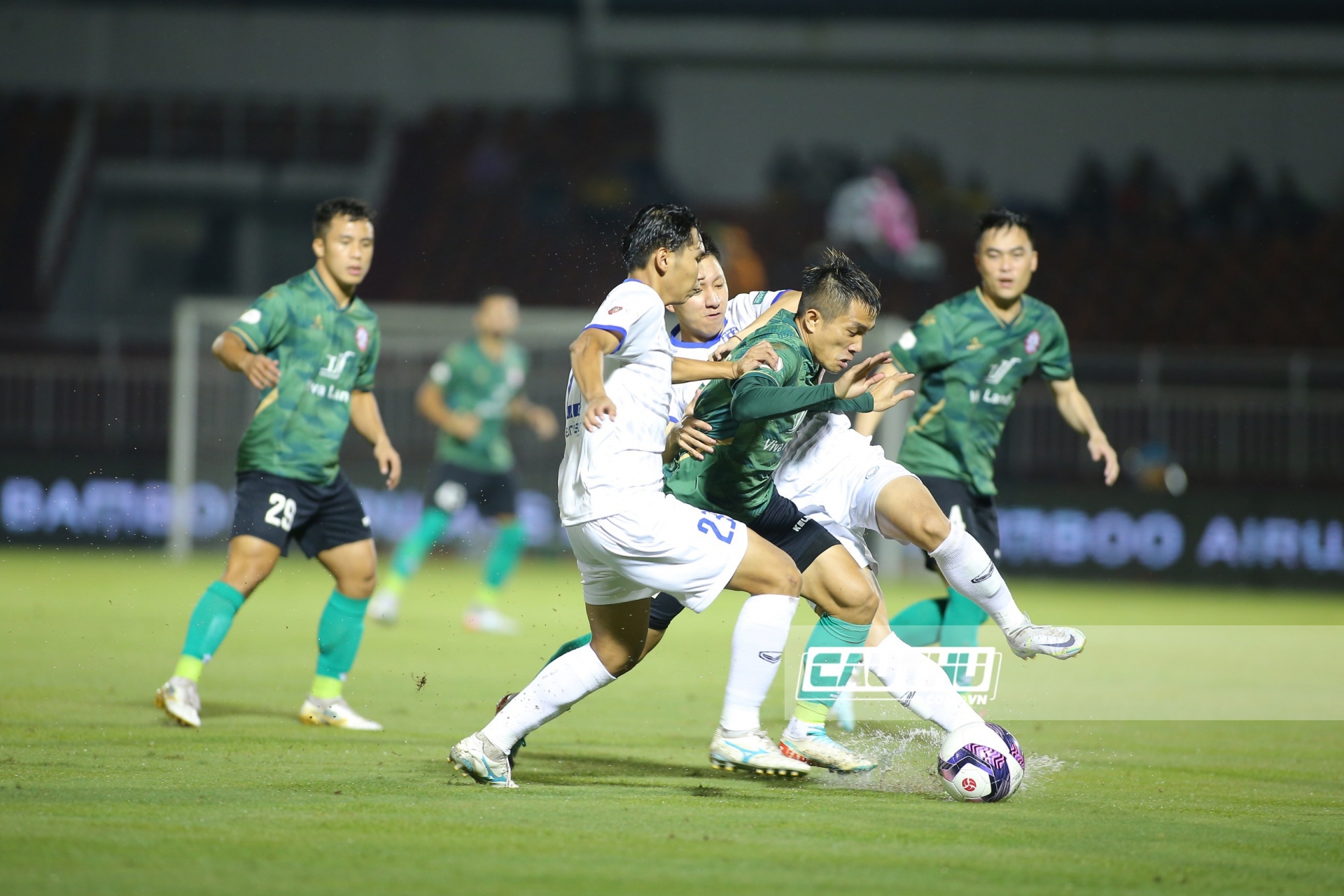 Phan Văn Đức tỏa sáng, cứu SLNA thoát thua ngoạn mục trước TPHCM - Ảnh 2