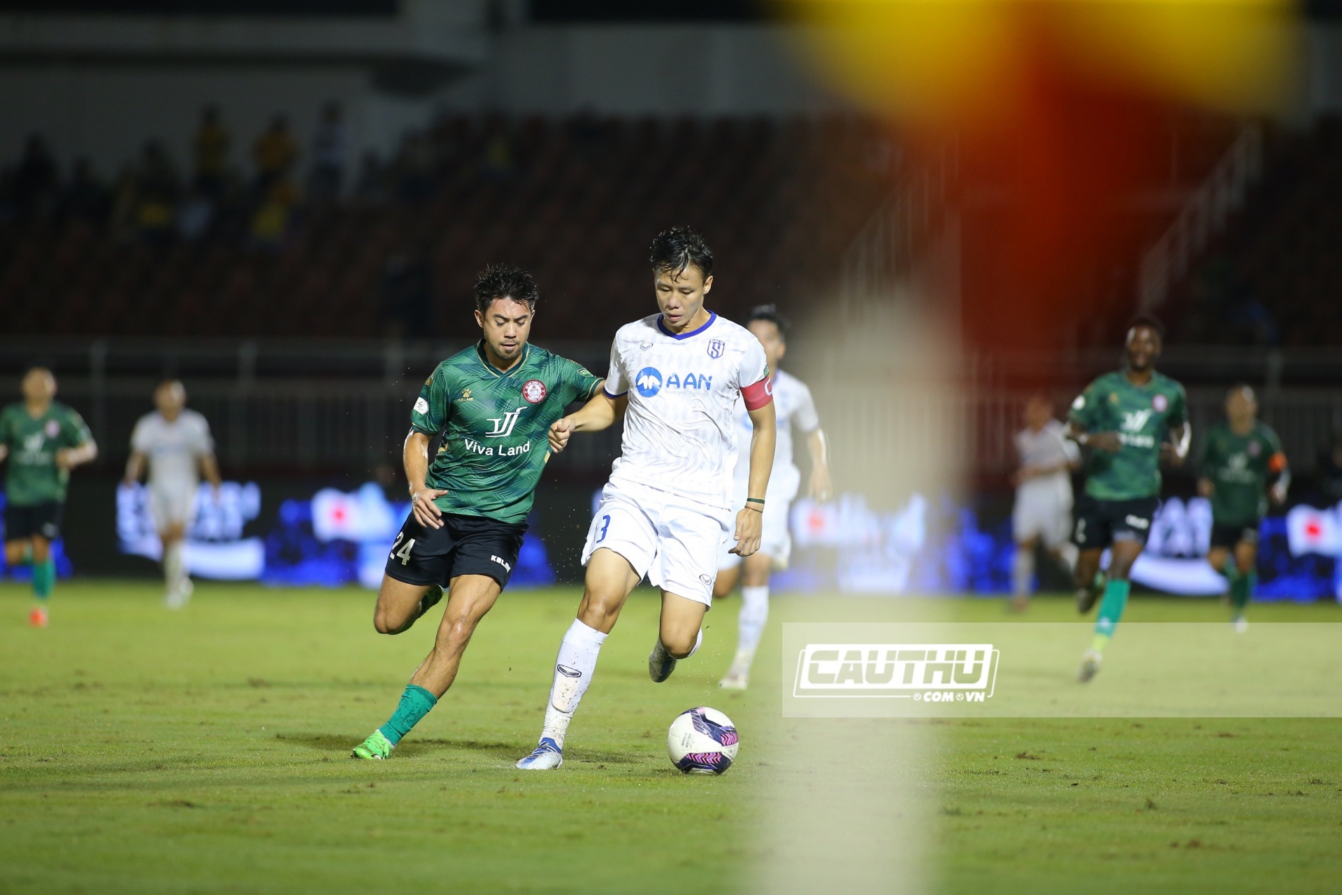 Phan Văn Đức tỏa sáng, cứu SLNA thoát thua ngoạn mục trước TPHCM - Ảnh 1