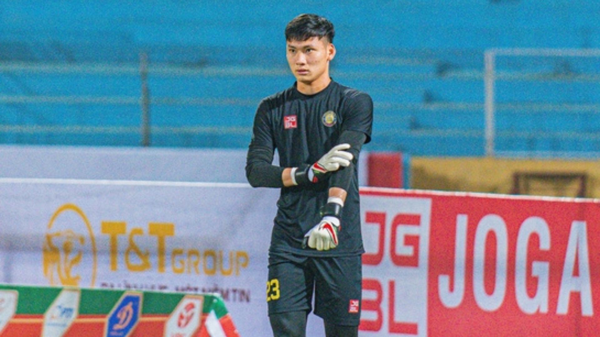 Thủ môn Trịnh Xuân Hoàng bất ngờ bị đánh vào bụng tại sân Thiên Trường. Ảnh: Internet