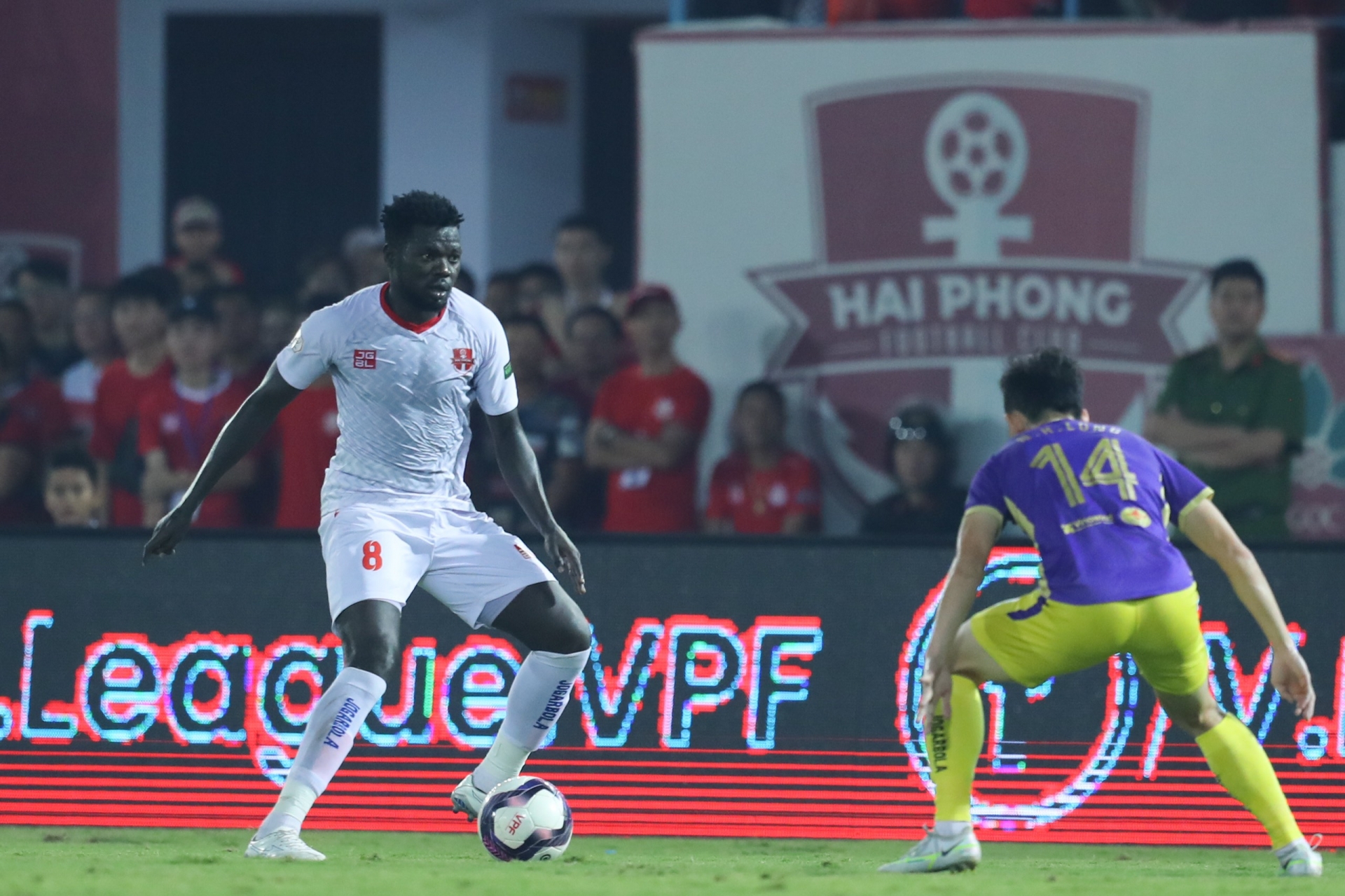 Ngoại binh Moses không thể ra sân ở trận gặp Sài Gòn FC. Ảnh: Internet