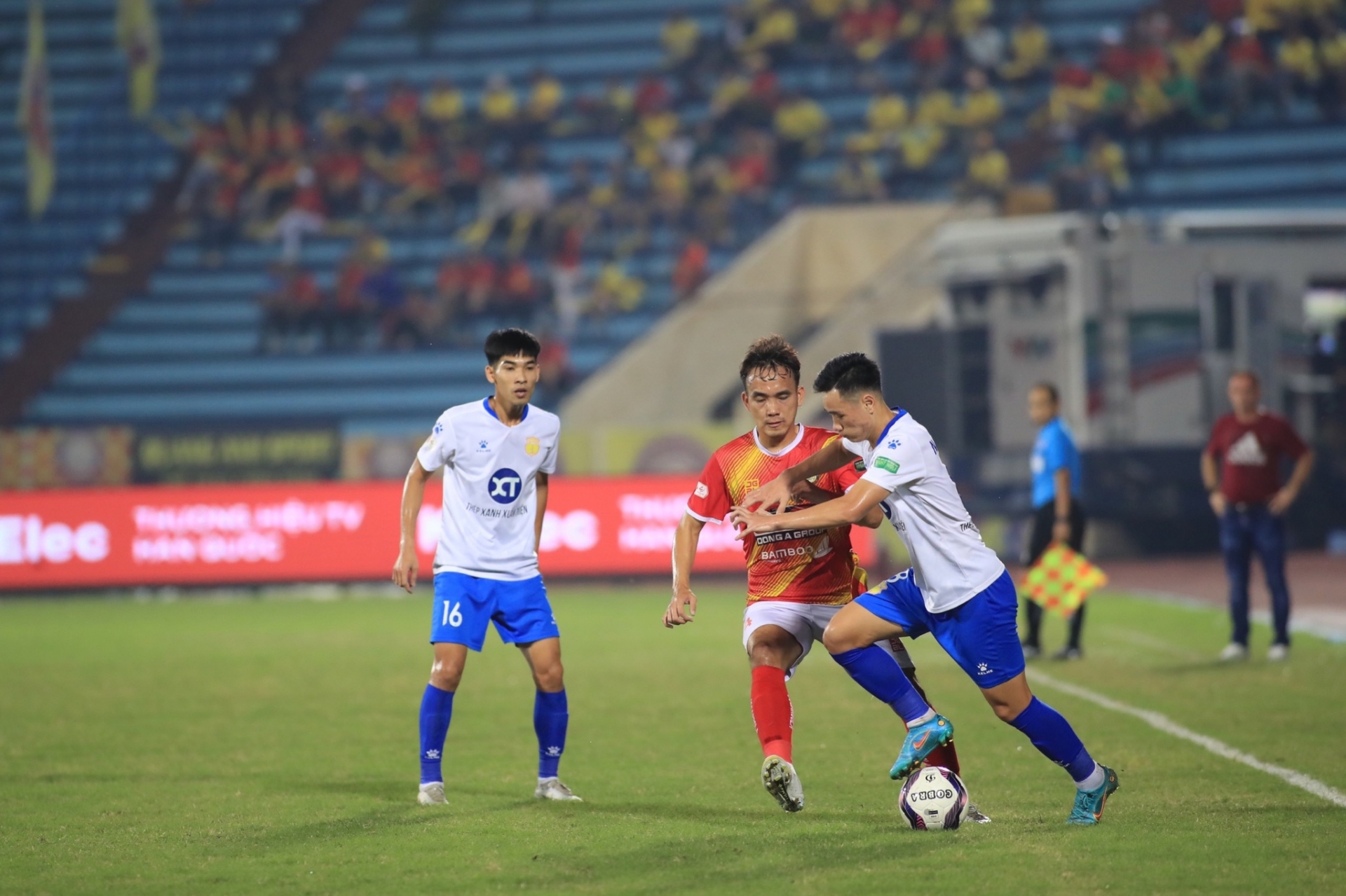 Hậu vệ Đàm Tiến Dũng (giữa). Ảnh: Internet