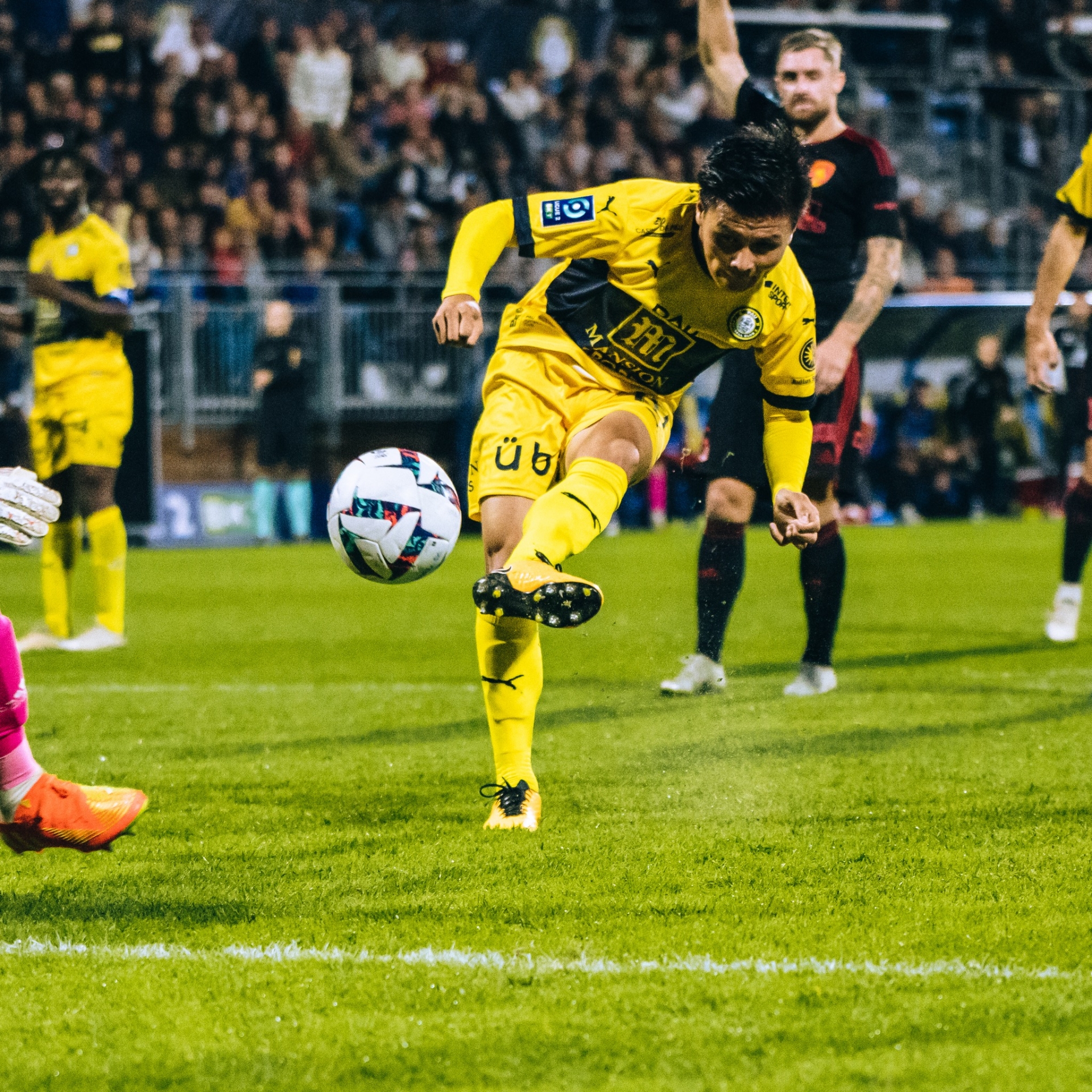 Quang Hải có bàn thắng đầu tiên trong màu áo Pau FC. Ảnh: Internet