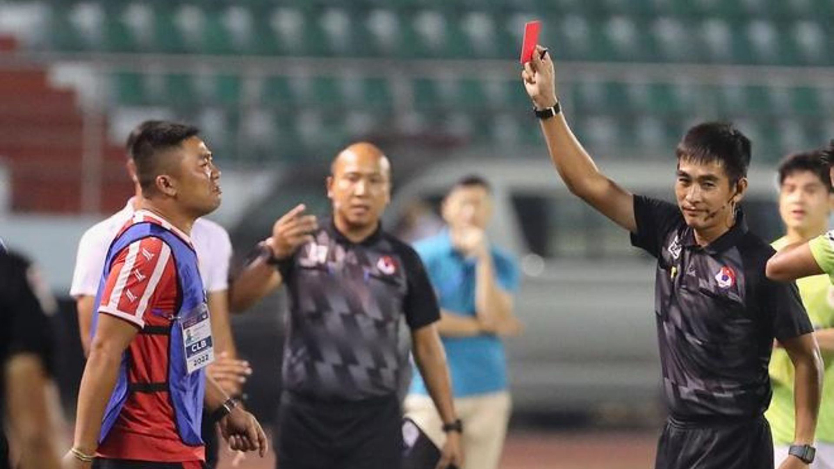HLV Nguyễn Quốc Trung nhận thẻ đỏ do hành vi xúc phạm trọng tài. Ảnh: Internet