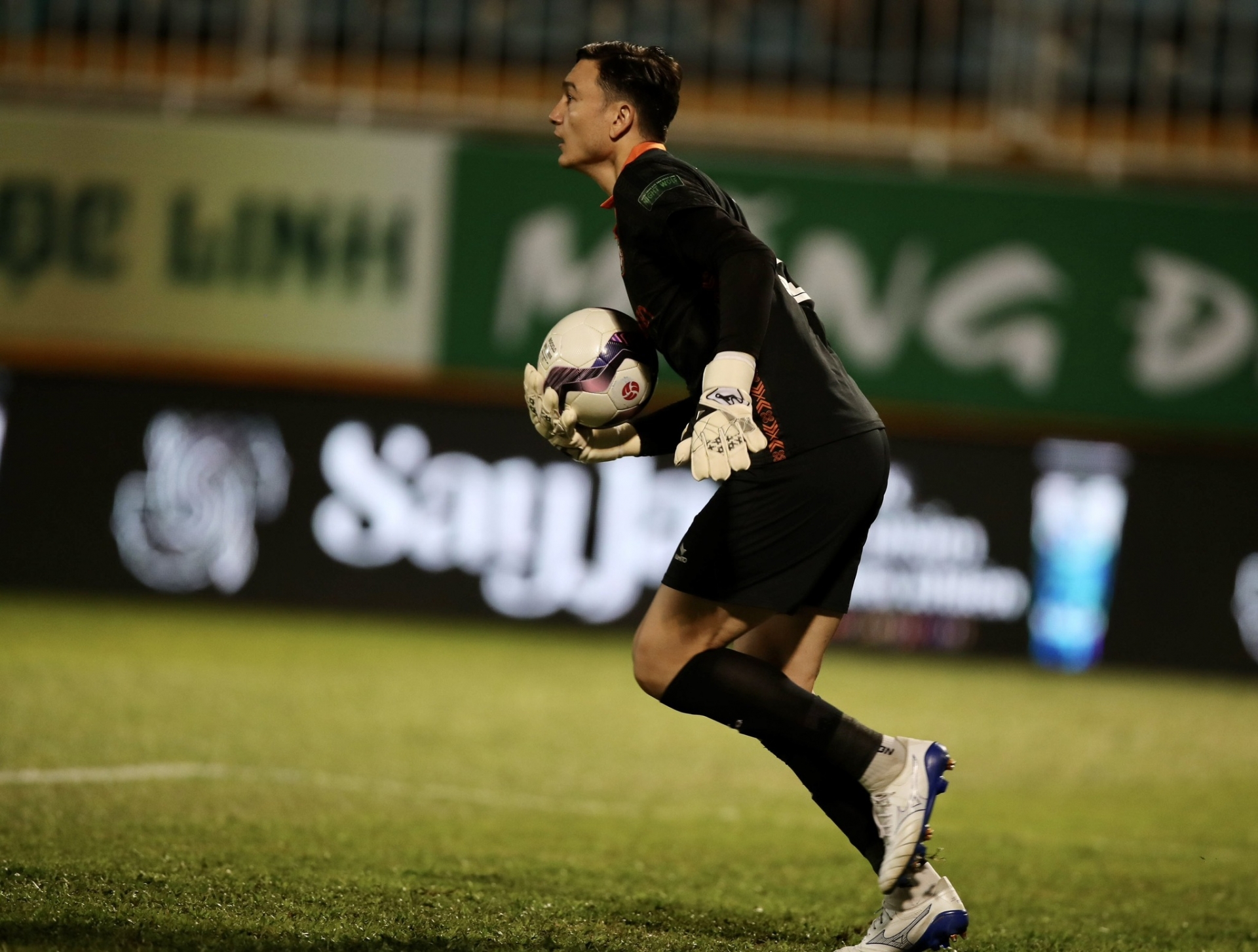 Văn Lâm cản phá thành công quả 11m của Công Phượng. Ảnh: Internet