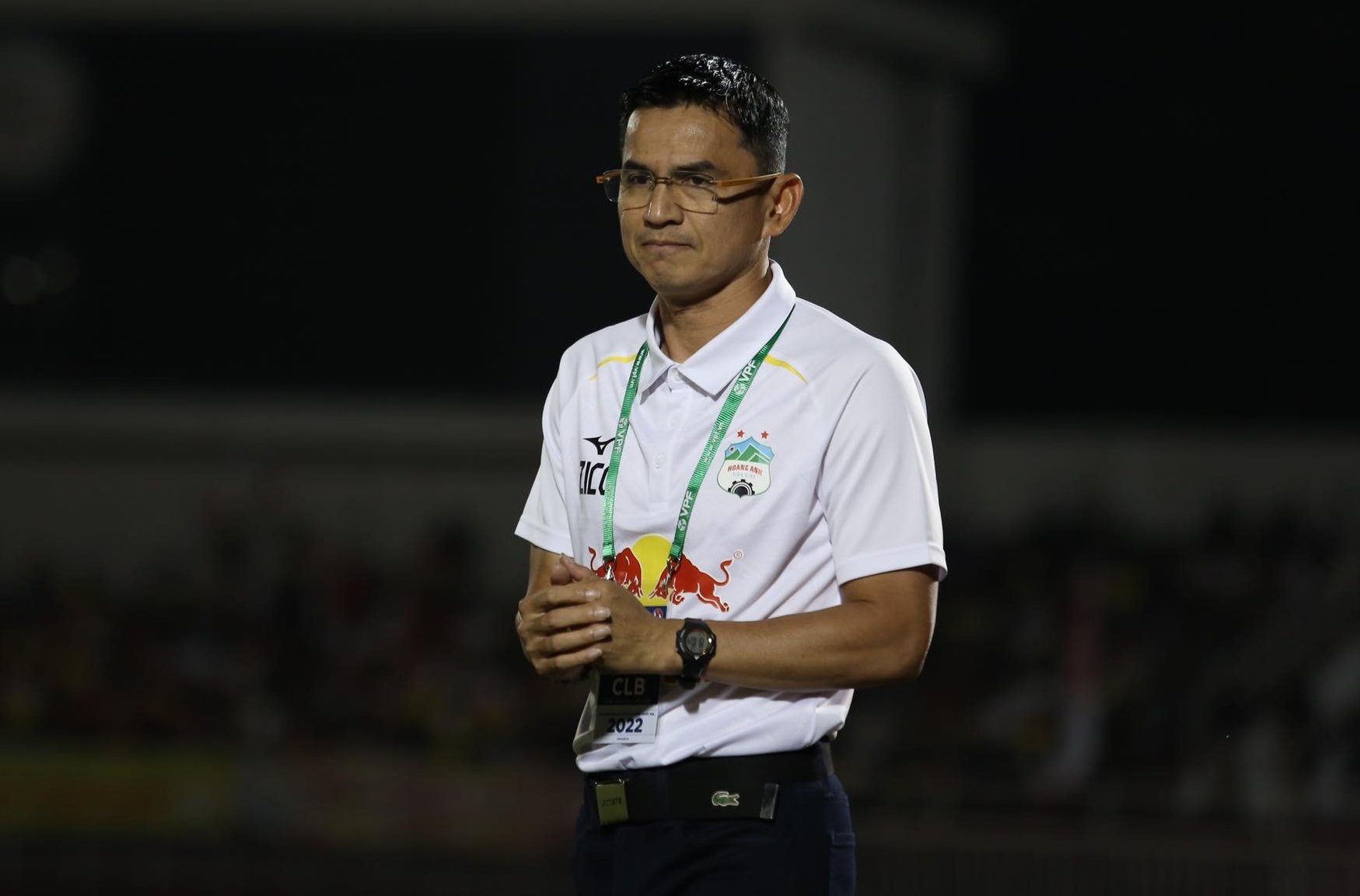 HLV Kiatisak tôn trọng quyết định của trọng tài. Ảnh: Internet