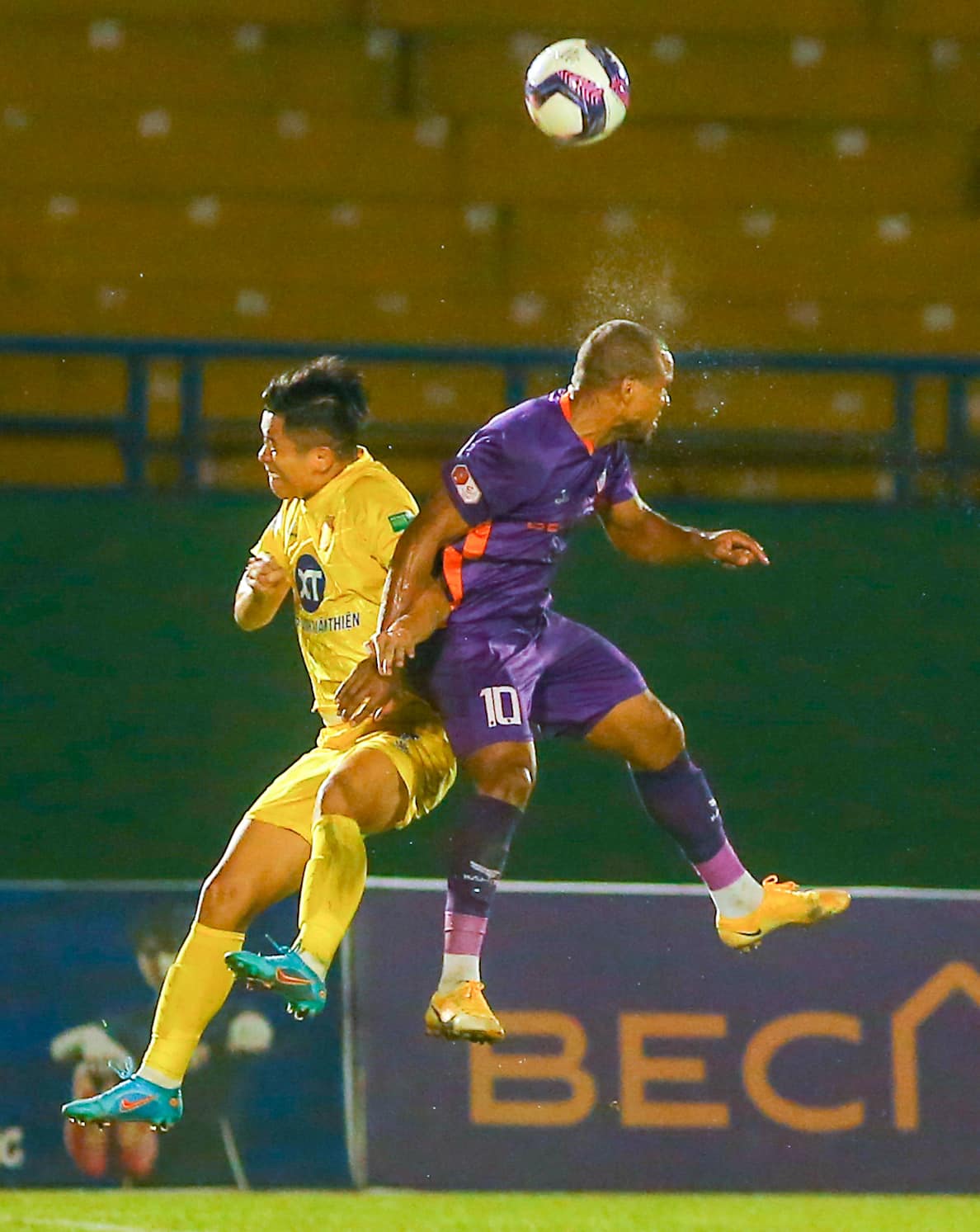 Nam Định hòa Bình Dương, HLV Vũ Hồng Việt chỉ ra đối thủ chính trong cuộc đua trụ hạng - Ảnh 1