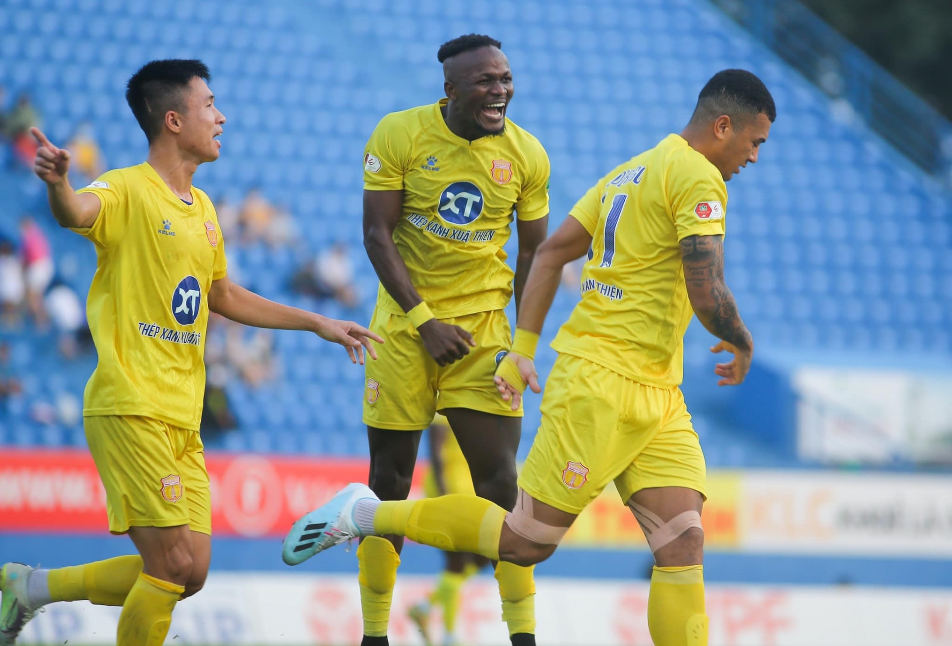 Nam Định hòa Bình Dương, HLV Vũ Hồng Việt chỉ ra đối thủ chính trong cuộc đua trụ hạng - Ảnh 5