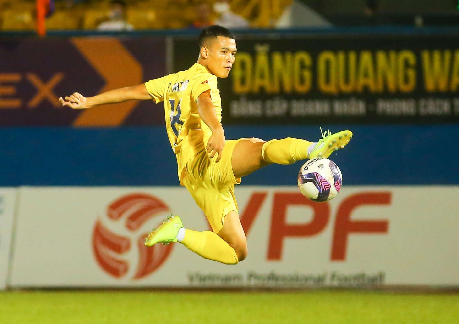 Nam Định hòa Bình Dương, HLV Vũ Hồng Việt chỉ ra đối thủ chính trong cuộc đua trụ hạng - Ảnh 3