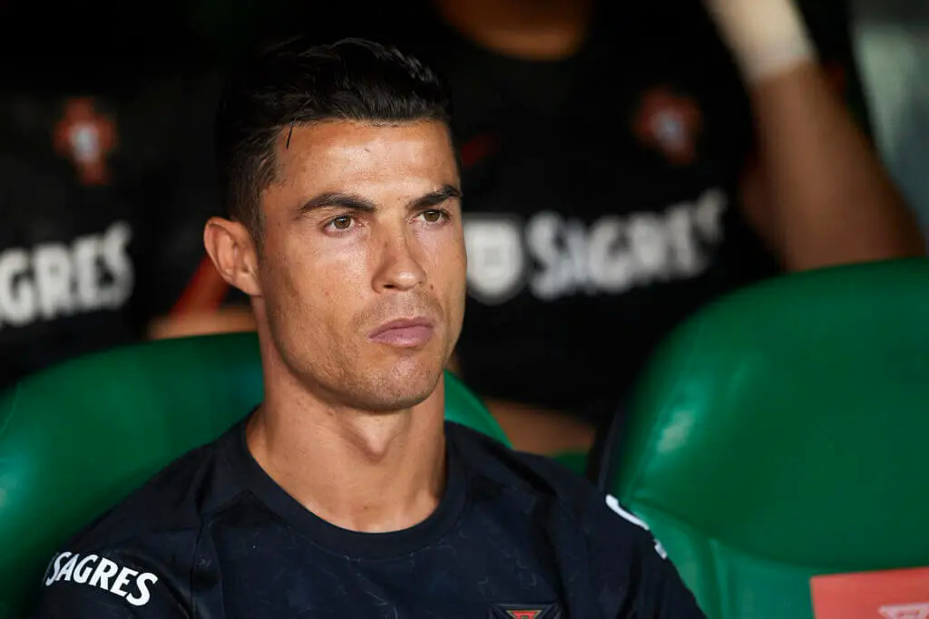 Ronaldo thường xuyên phải ngồi dự bị ở MU. Ảnh: Internet