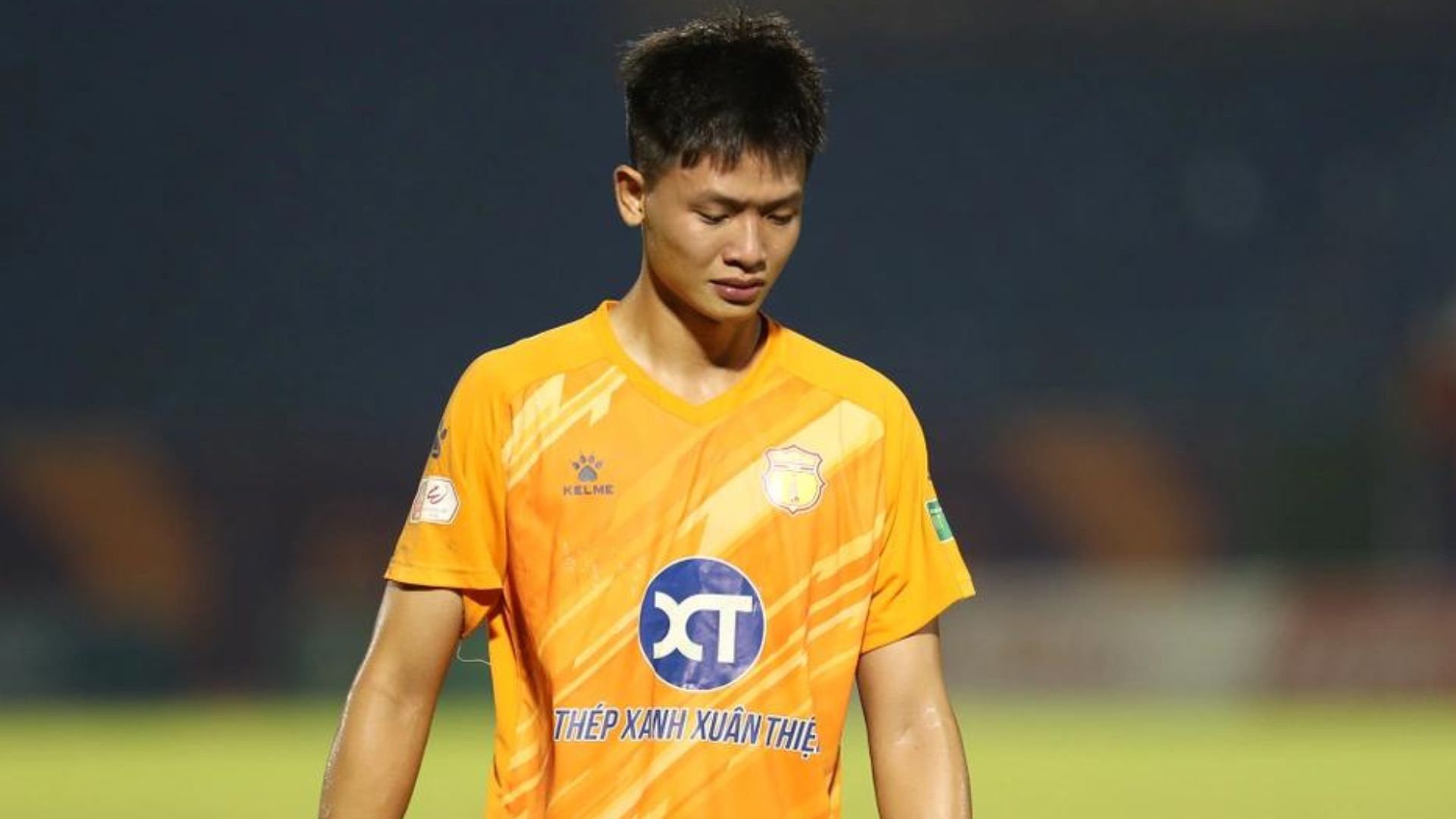 Thủ môn Nam Định bật khóc khi đội nhà đánh rơi 3 điểm. Ảnh: Internet