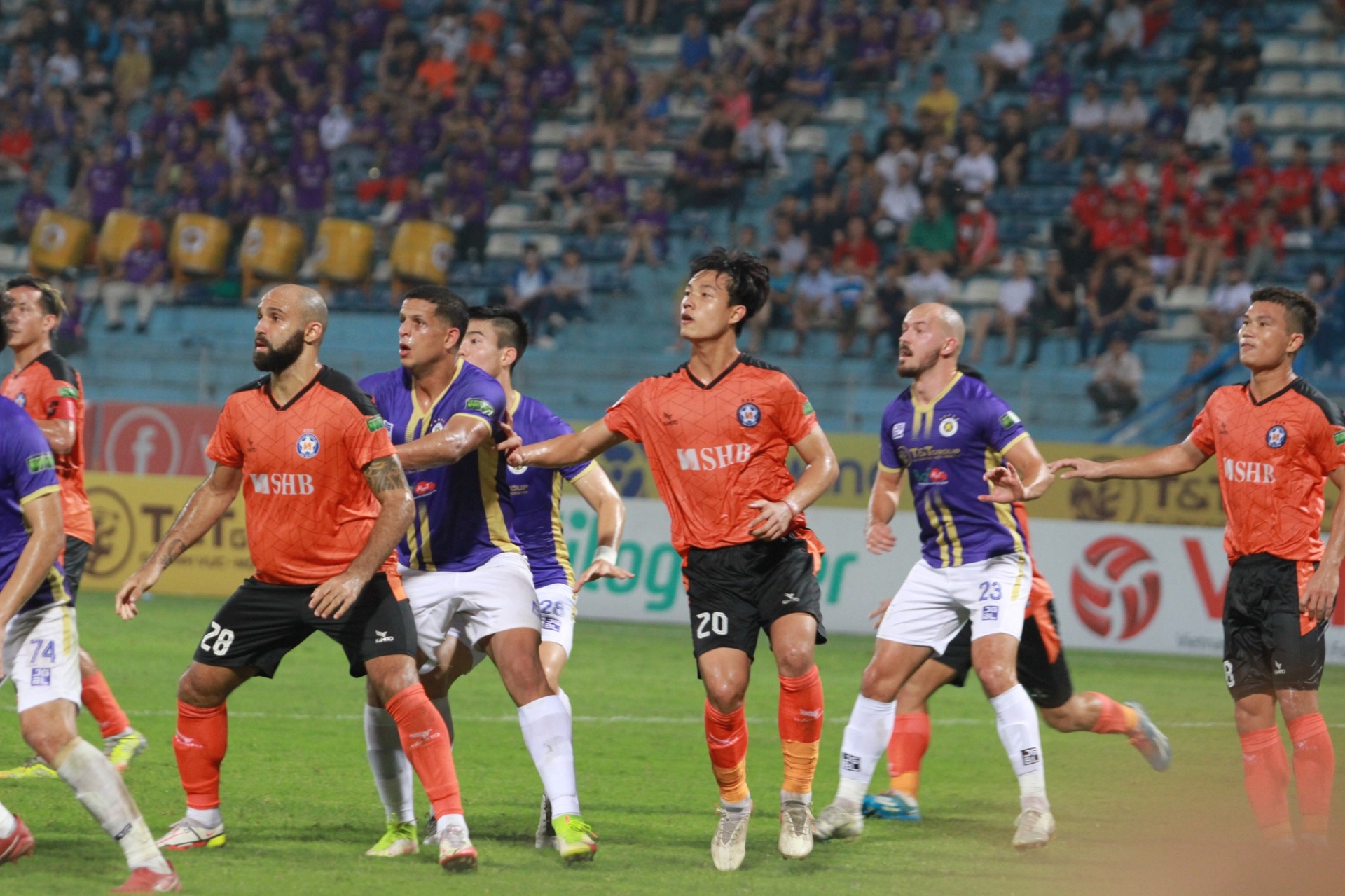 Hà Nội FC thắng đậm Đà Nẵng, Văn Quyết thận trọng khi nói về chức vô địch