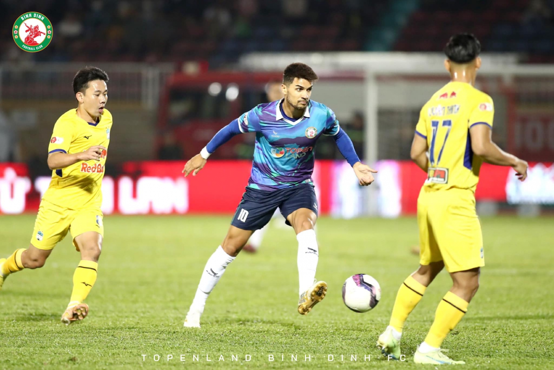 Tiền vệ Hendrio thi đấu nổi bật ở trận gặp HAGL. Ảnh: CLB Bình Định