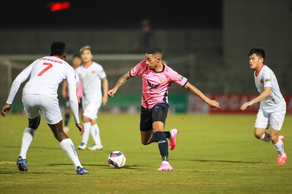 Hồng Lĩnh Hà Tĩnh (áo hồng) đang gặp muôn vàn khó khăn ở cuộc đua trụ hạng. Ảnh: Internet