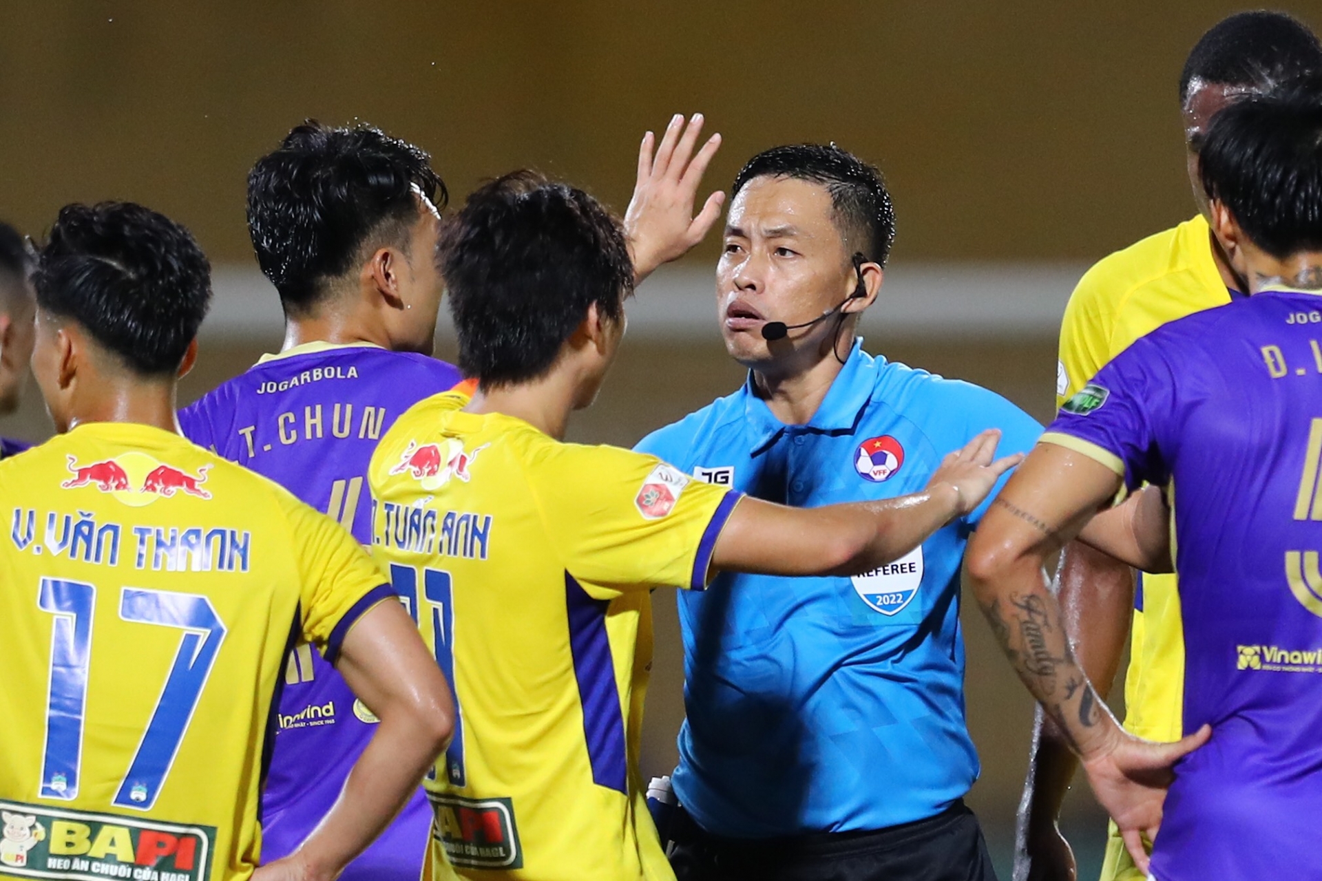 VAR sẽ được thí điểm ở một số trận đấu tại V-League 2023, các CLB cần chuẩn bị gì? - Ảnh 1