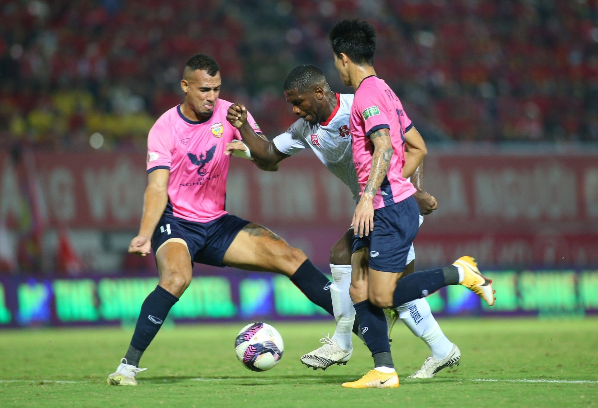 Hải Phòng gặp nhiều khó khăn trước lối chơi của Hà Tĩnh. Ảnh: Internet