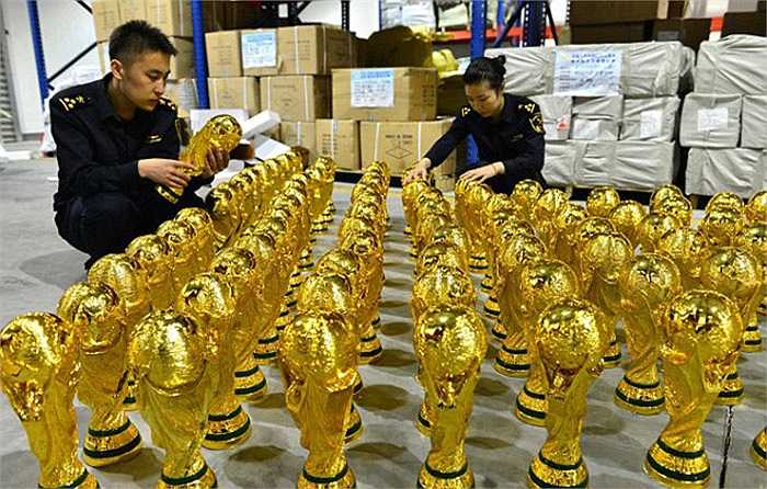 Hàng trăm chiếc Cup bị làm giả, chủ nhà Qatar có hành động quyết liệt - Ảnh 1 Hàng trăm chiếc Cup bị làm giả, chủ nhà Qatar có hành động quyết liệt - Ảnh 1