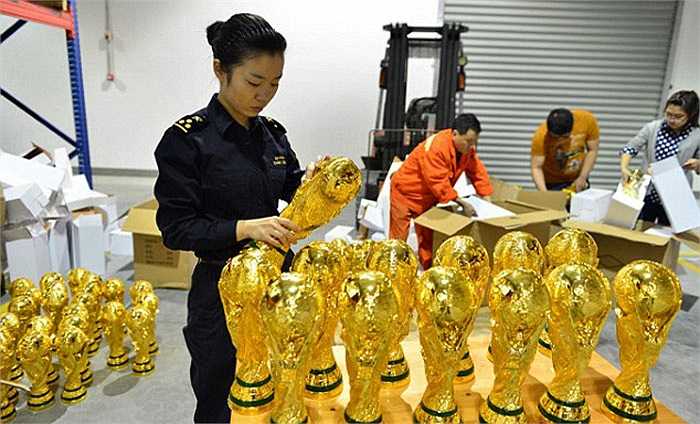 Cảnh sát Trung Quốc thu giữ Cup giả ở World Cup 2014. Ảnh: Internet Cảnh sát Trung Quốc thu giữ Cup giả ở World Cup 2014. Ảnh: Internet