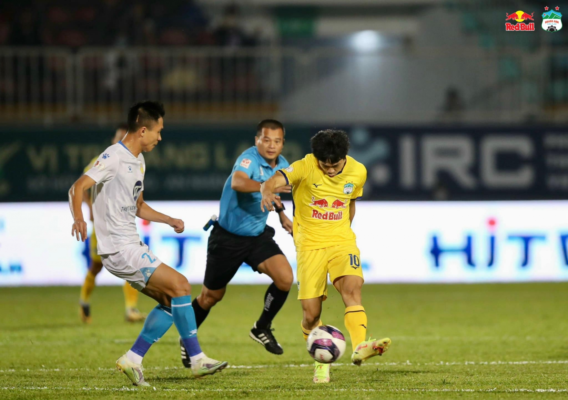 HLV Vũ Hồng Việt nói gì về cơ hội trụ hạng của Nam Định sau trận thua HAGL? - Ảnh 3