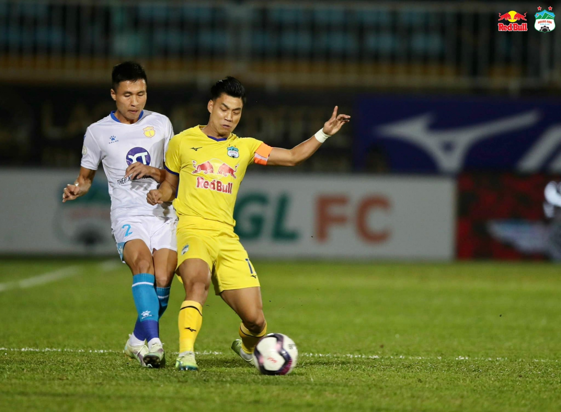 HLV Vũ Hồng Việt nói gì về cơ hội trụ hạng của Nam Định sau trận thua HAGL? - Ảnh 4