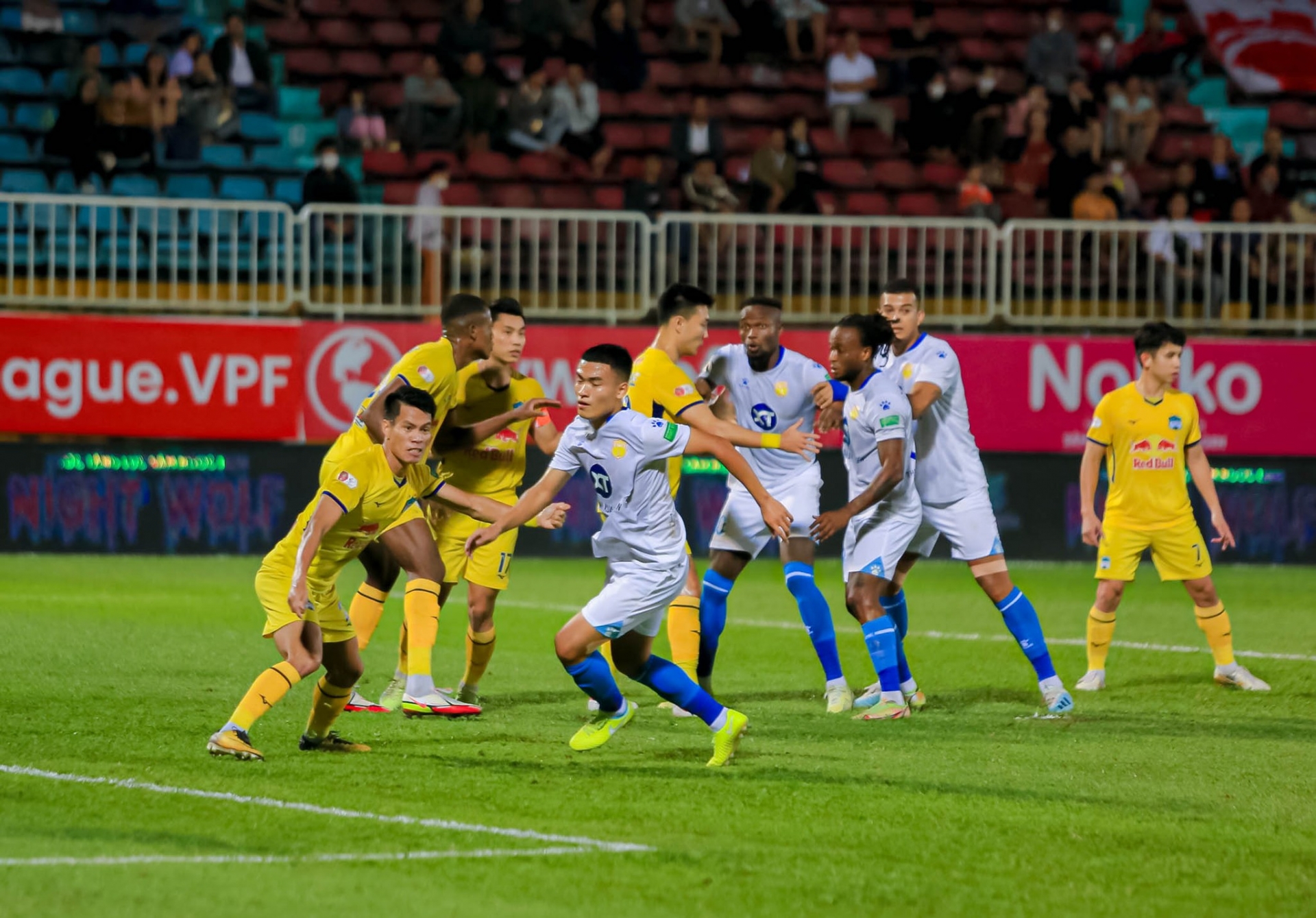 HLV Vũ Hồng Việt nói gì về cơ hội trụ hạng của Nam Định sau trận thua HAGL? - Ảnh 2