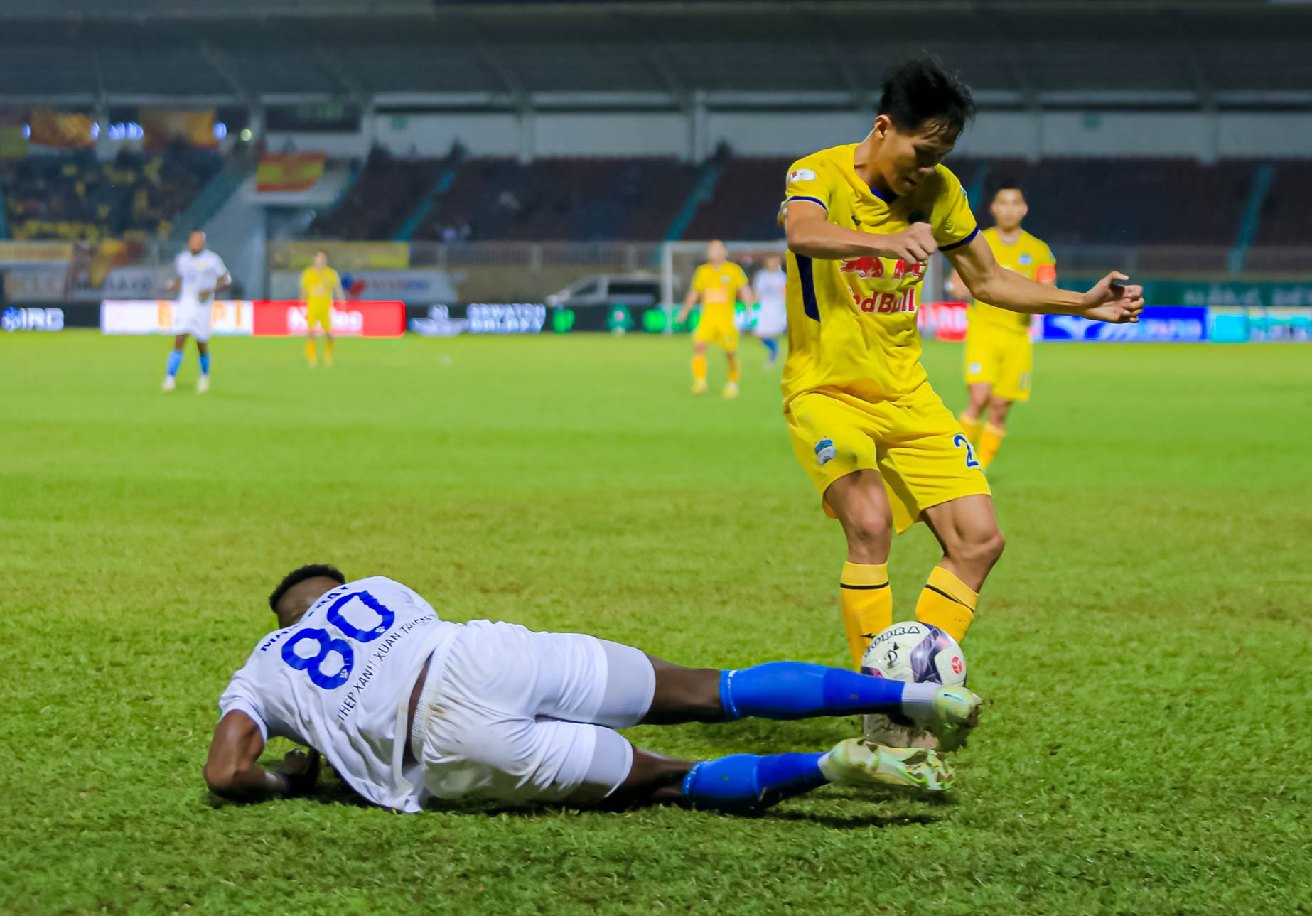 HLV Vũ Hồng Việt nói gì về cơ hội trụ hạng của Nam Định sau trận thua HAGL? - Ảnh 1