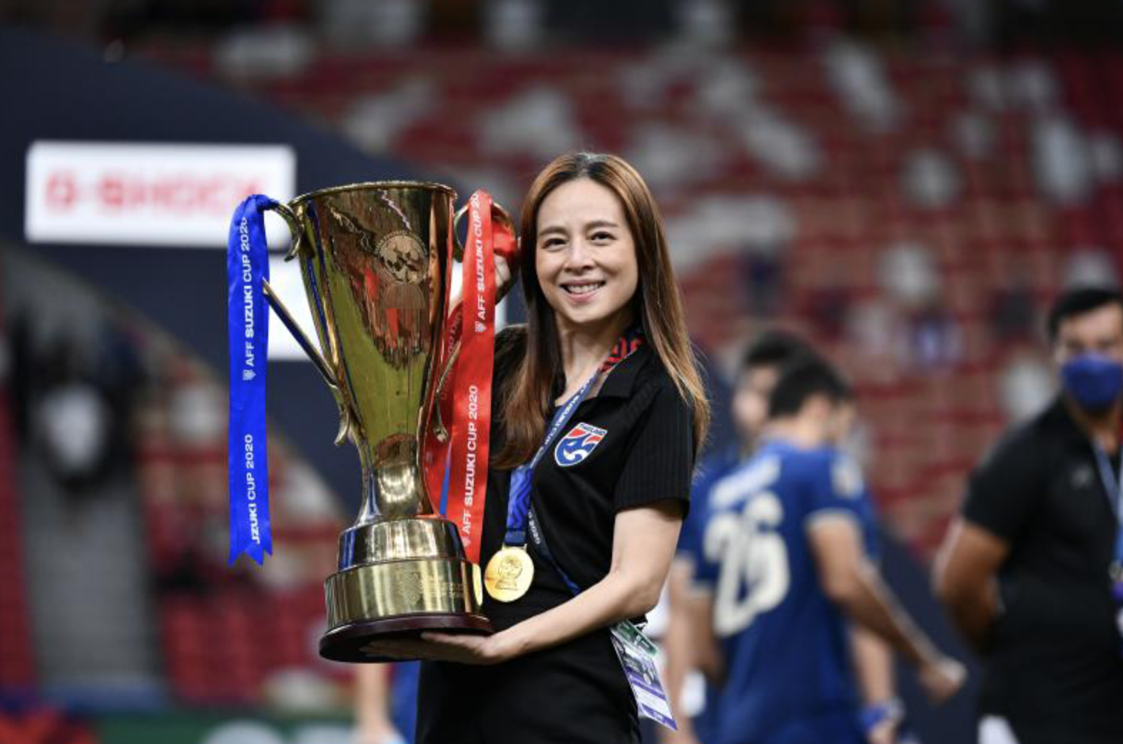 Madam Pang giành chức vô địch AFF Cup 2020 cùng ĐT Thái Lan. Ảnh: Internet