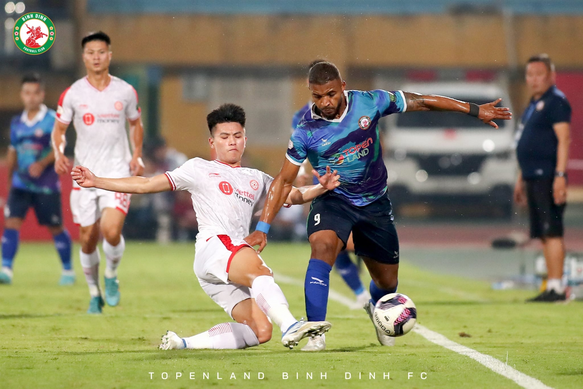 Trợ lý HLV Bình Định khen Văn Lâm, trung vệ Đình Trọng nói gì về cuộc đua vô địch? - Ảnh 1