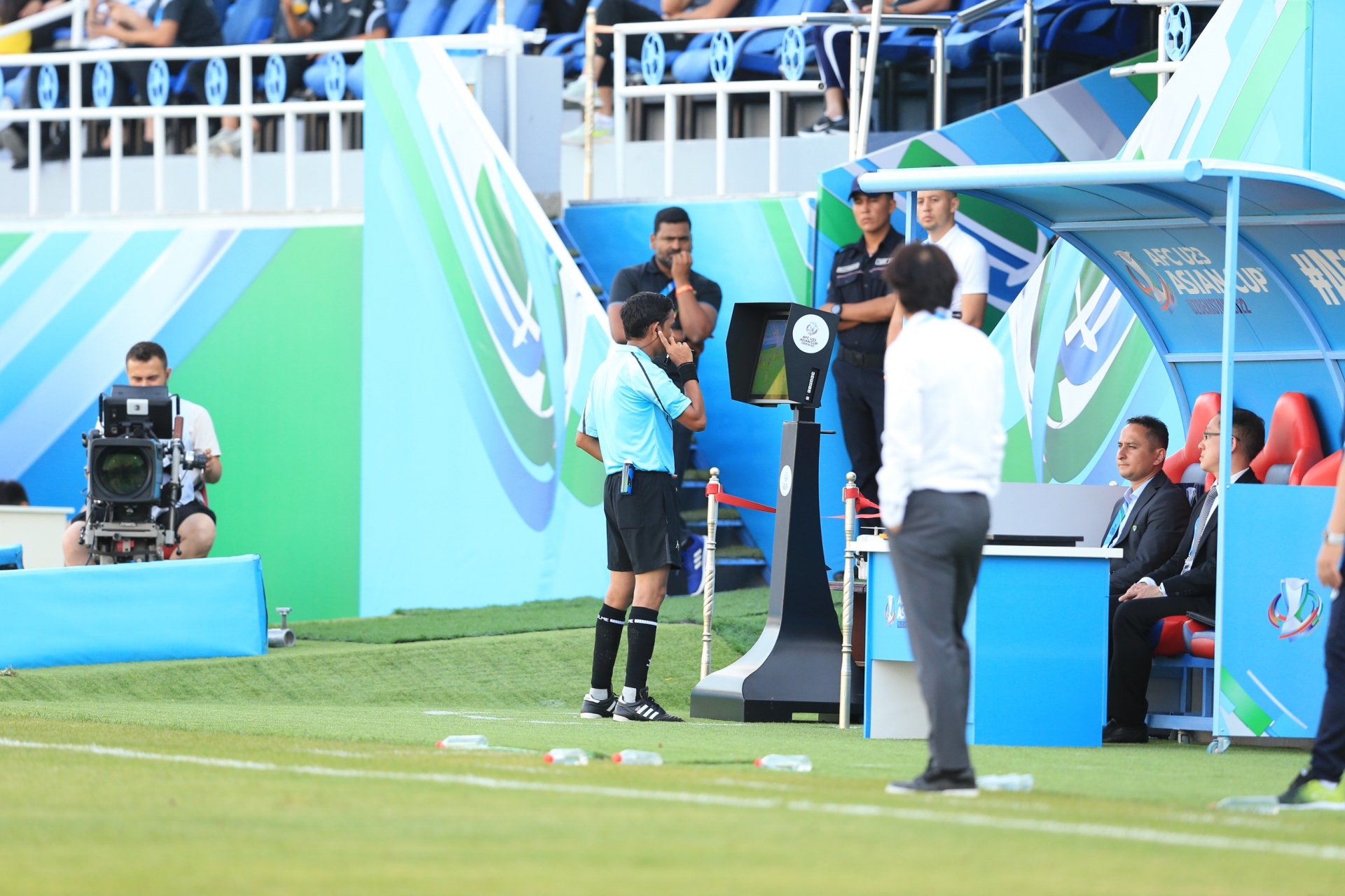 Công nghệ VAR được kỳ vọng sẽ giúp các trọng tài có những quyết định chính xác. Ảnh: Internet