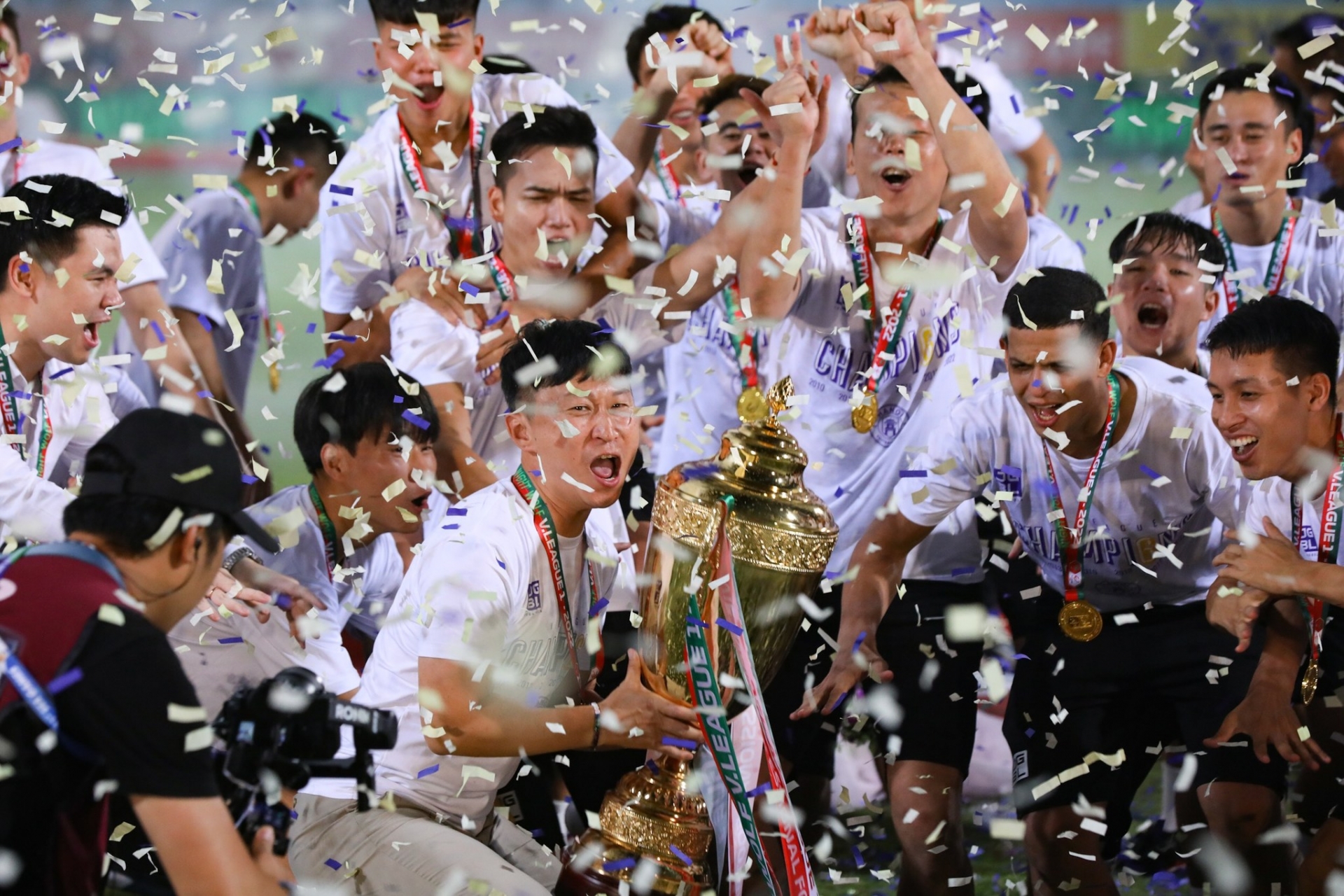 Hà Nội FC vô địch V-League 2022, Văn Quyết nói gì về mục tiêu phía trước? - Ảnh 1 Hà Nội FC vô địch V-League 2022, Văn Quyết nói gì về mục tiêu phía trước? - Ảnh 1