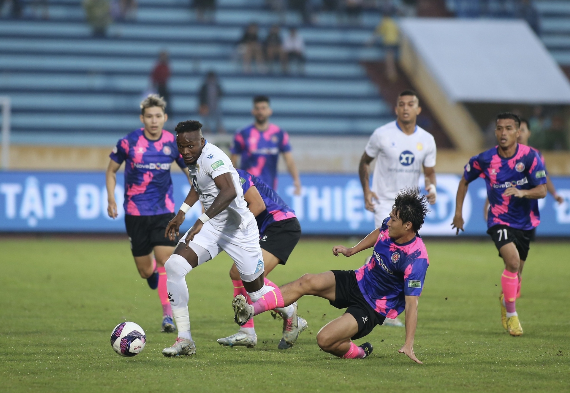 HLV Vũ Hồng Việt chỉ ra yếu tố quan trọng giúp Nam Định đánh bại Sài Gòn FC - Ảnh 1