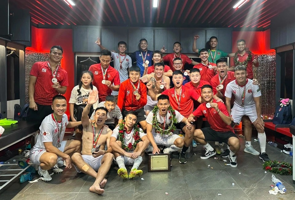 Hải Huy cùng đồng đội ăn mừng ngôi Á quân V-League 2022. Ảnh: Internet