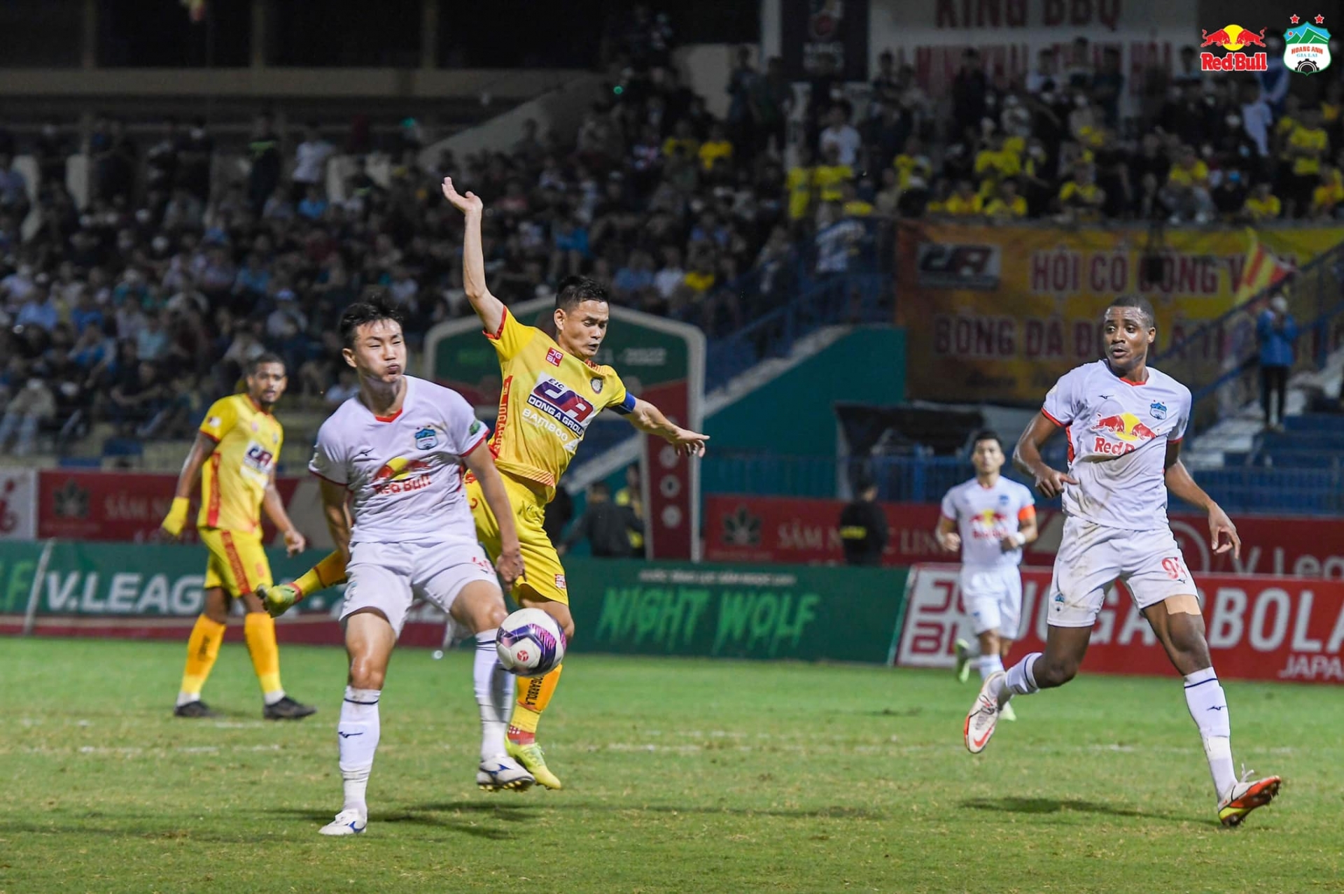 Thắng kịch tính Thanh Hóa, HLV Kiatisak nói điều thật lòng về công tác trọng tài - Ảnh 2