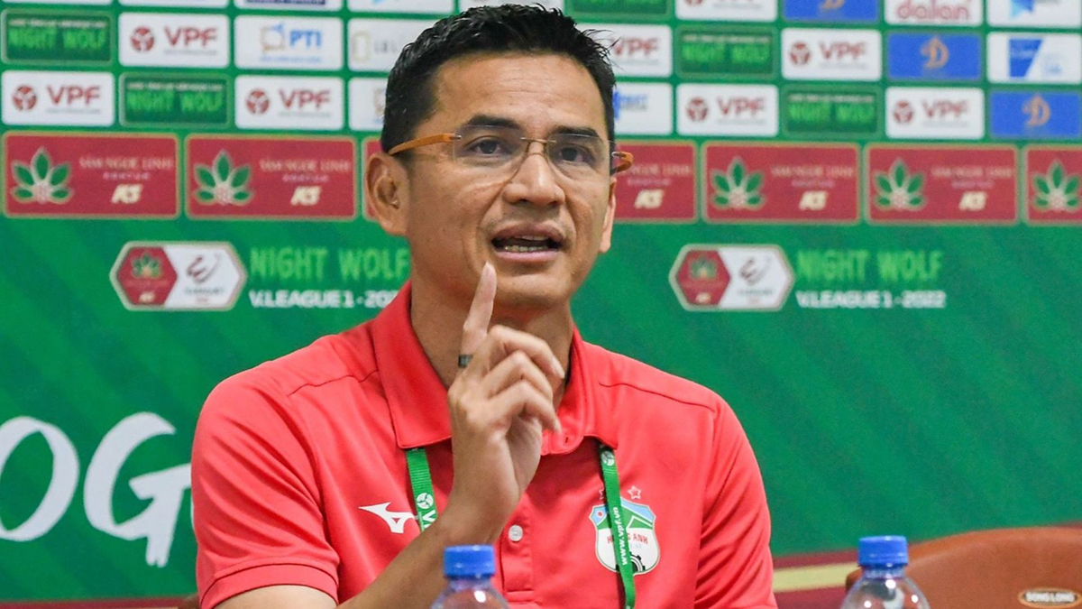 HLV Kiatisak không hài lòng về công tác trọng tài. Ảnh: Internet