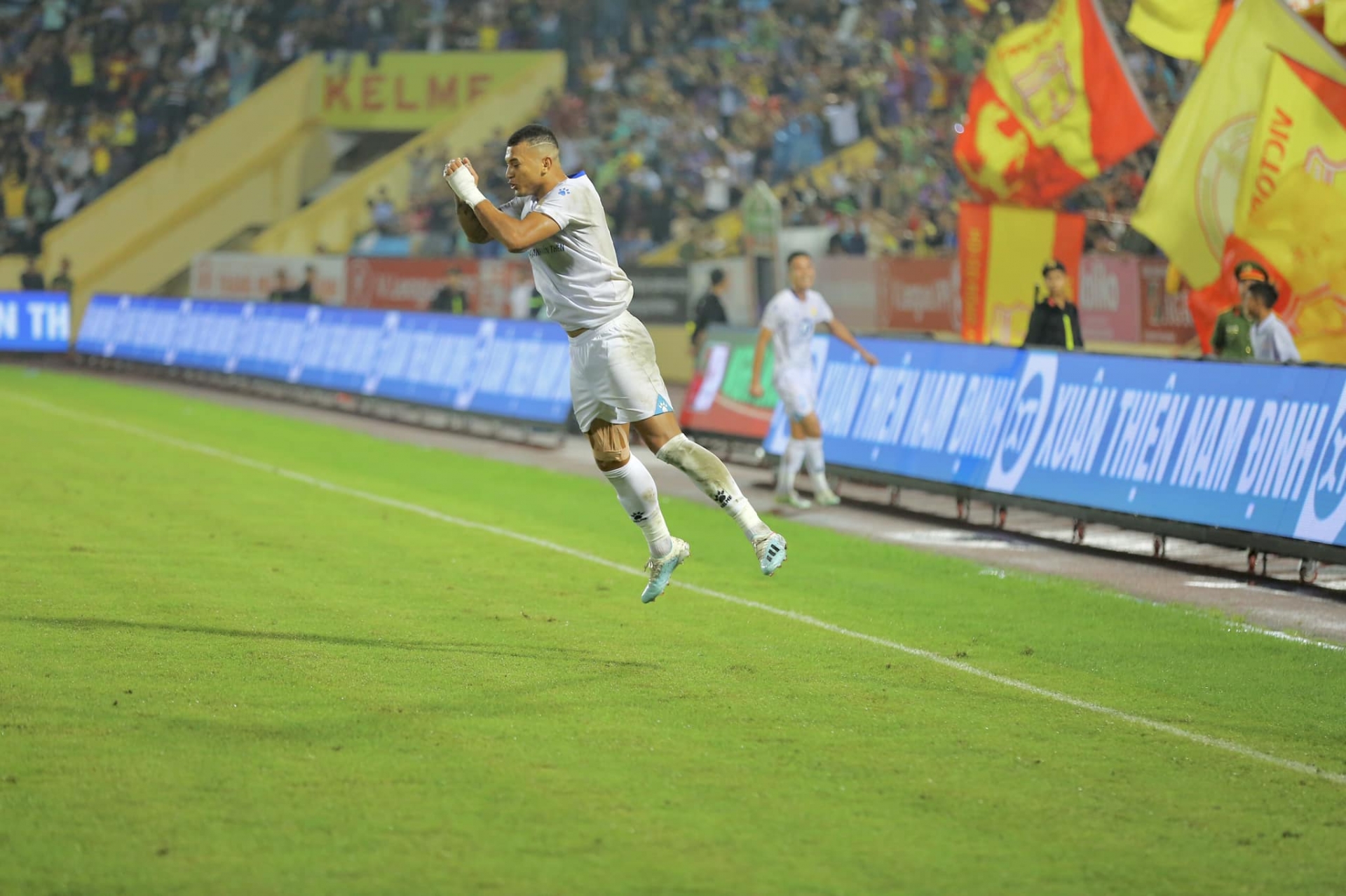 Tiền đạo Rodrigo tỏa sáng giúp Nam Định đánh bại Sài Gòn FC. Ảnh: Internet