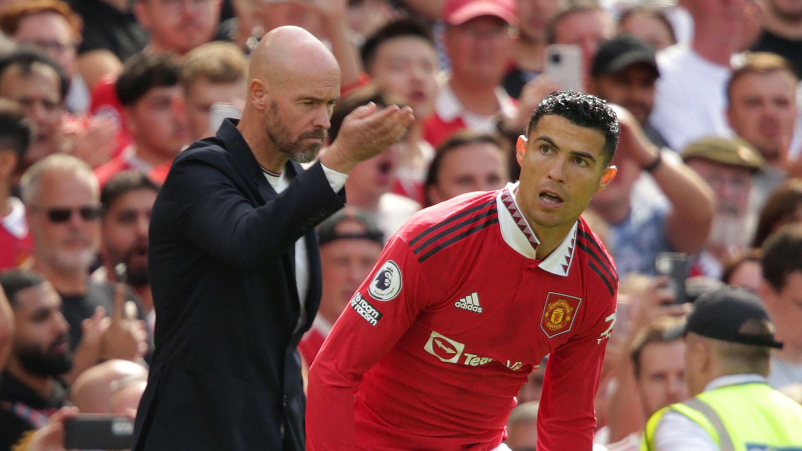 HLV Erik ten Hag muốn MU sớm thanh lý Ronaldo. Ảnh: Internet